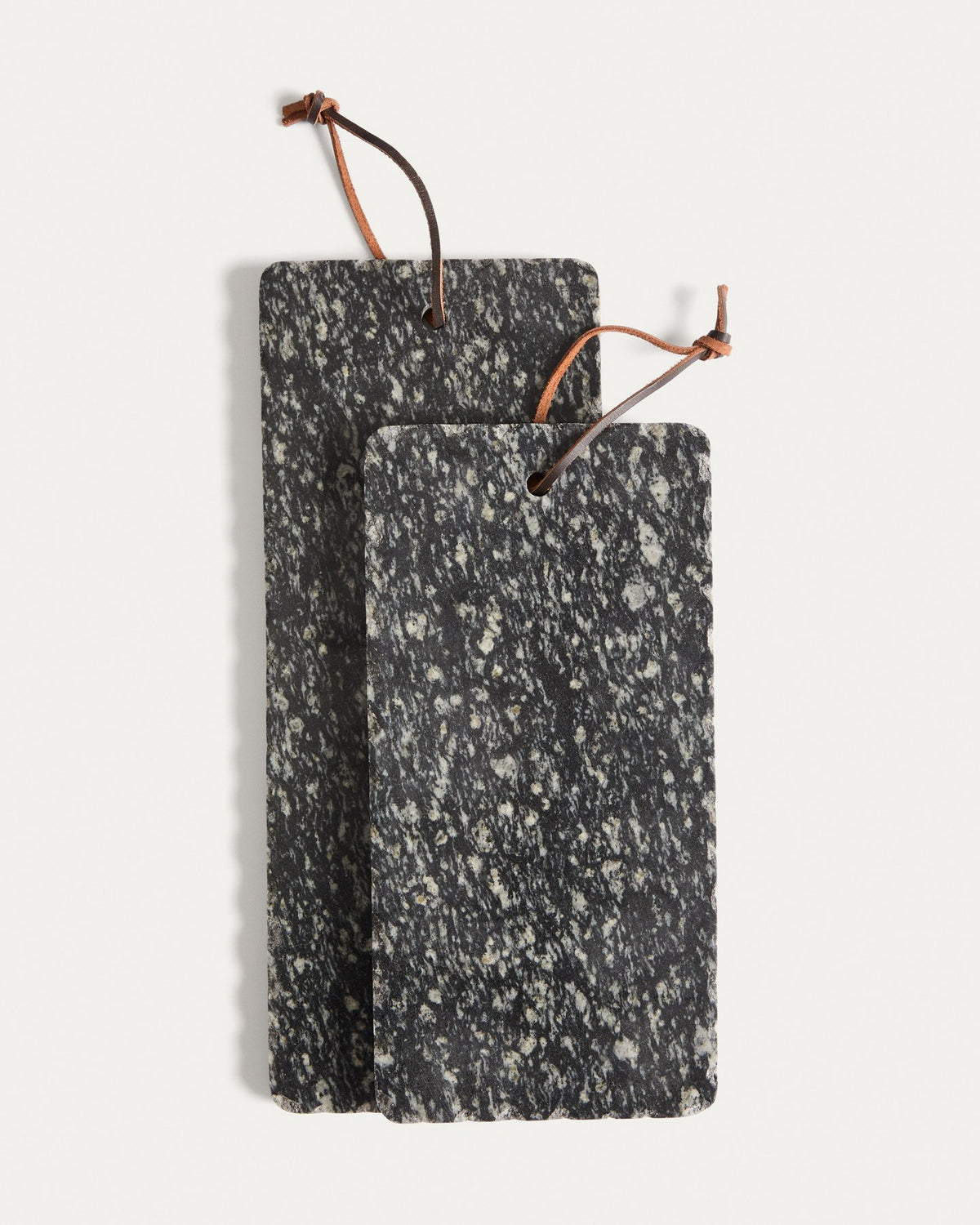 Servierbrett Arlena aus Granit von Kave Home, rechteckige Form mit natürlicher Maserung, Masse 31 x 15 x 2 cm, handgefertigtes Naturprodukt.