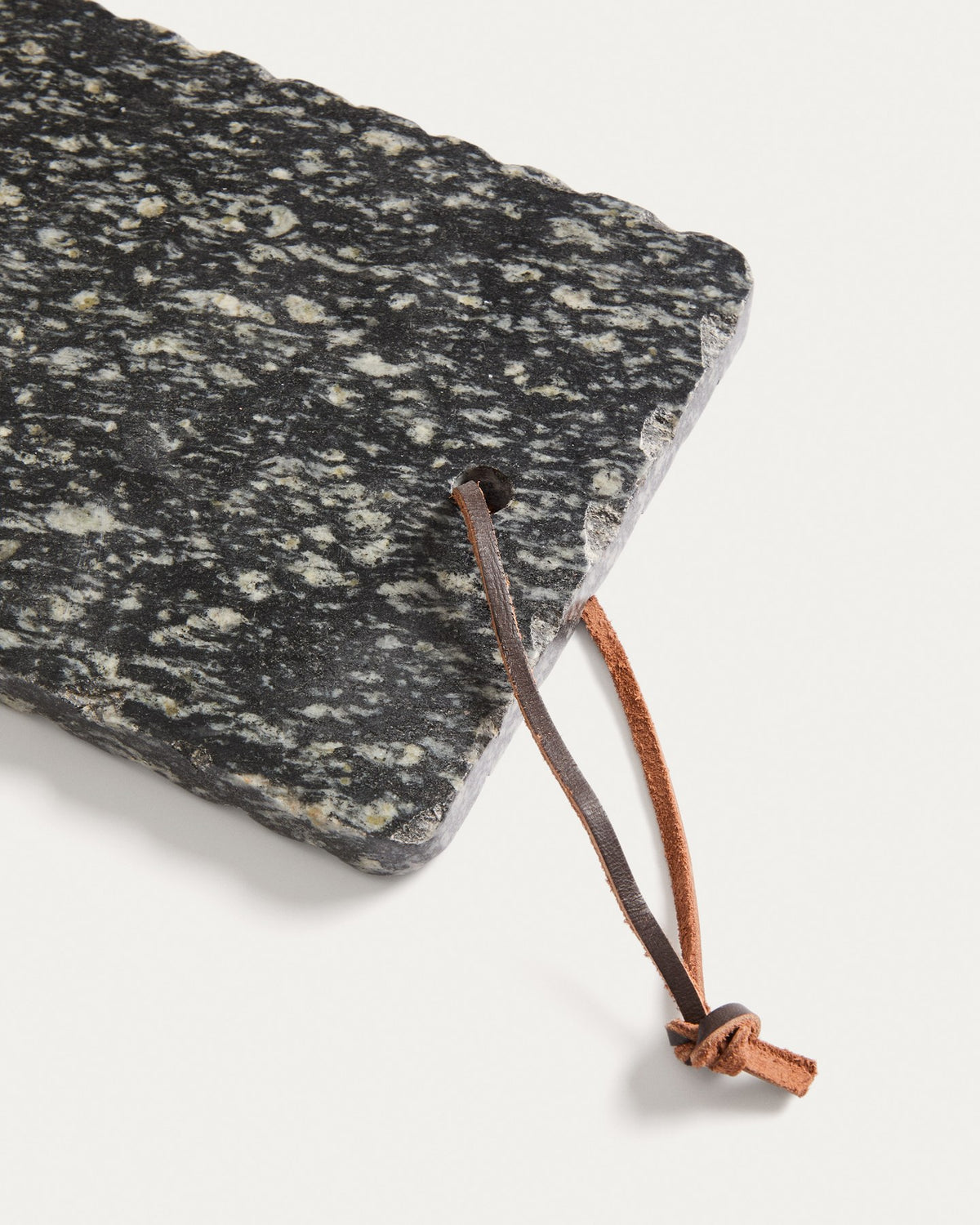 Servierbrett Arlena aus Granit von Kave Home, rechteckige Form mit natürlicher Maserung, Masse 31 x 15 x 2 cm, handgefertigtes Naturprodukt.
