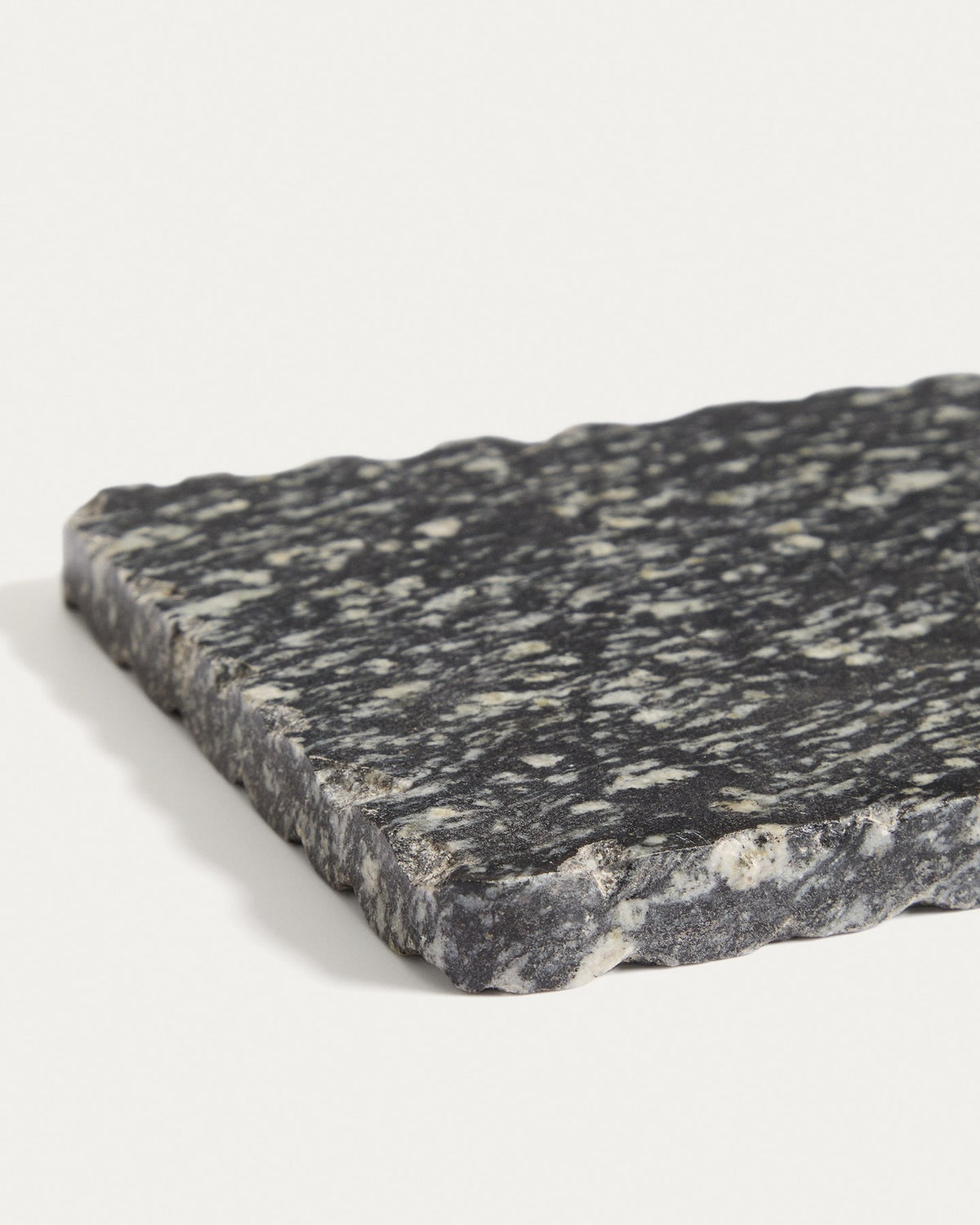 Servierbrett Arlena aus Granit von Kave Home, rechteckige Form mit natürlicher Maserung, Masse 31 x 15 x 2 cm, handgefertigtes Naturprodukt.
