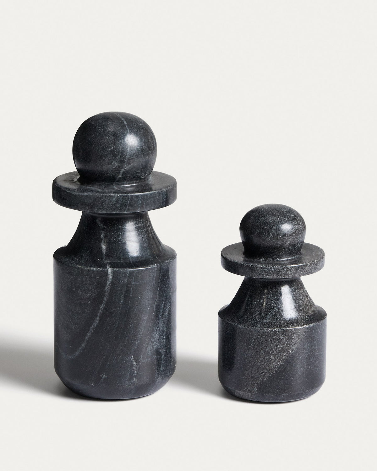 Graue Marmorskulptur Elvora von Kave Home mit schlichter, massiver Form, aufgenommen vor neutralem Hintergrund zur Ansicht der natürlichen Maserung.