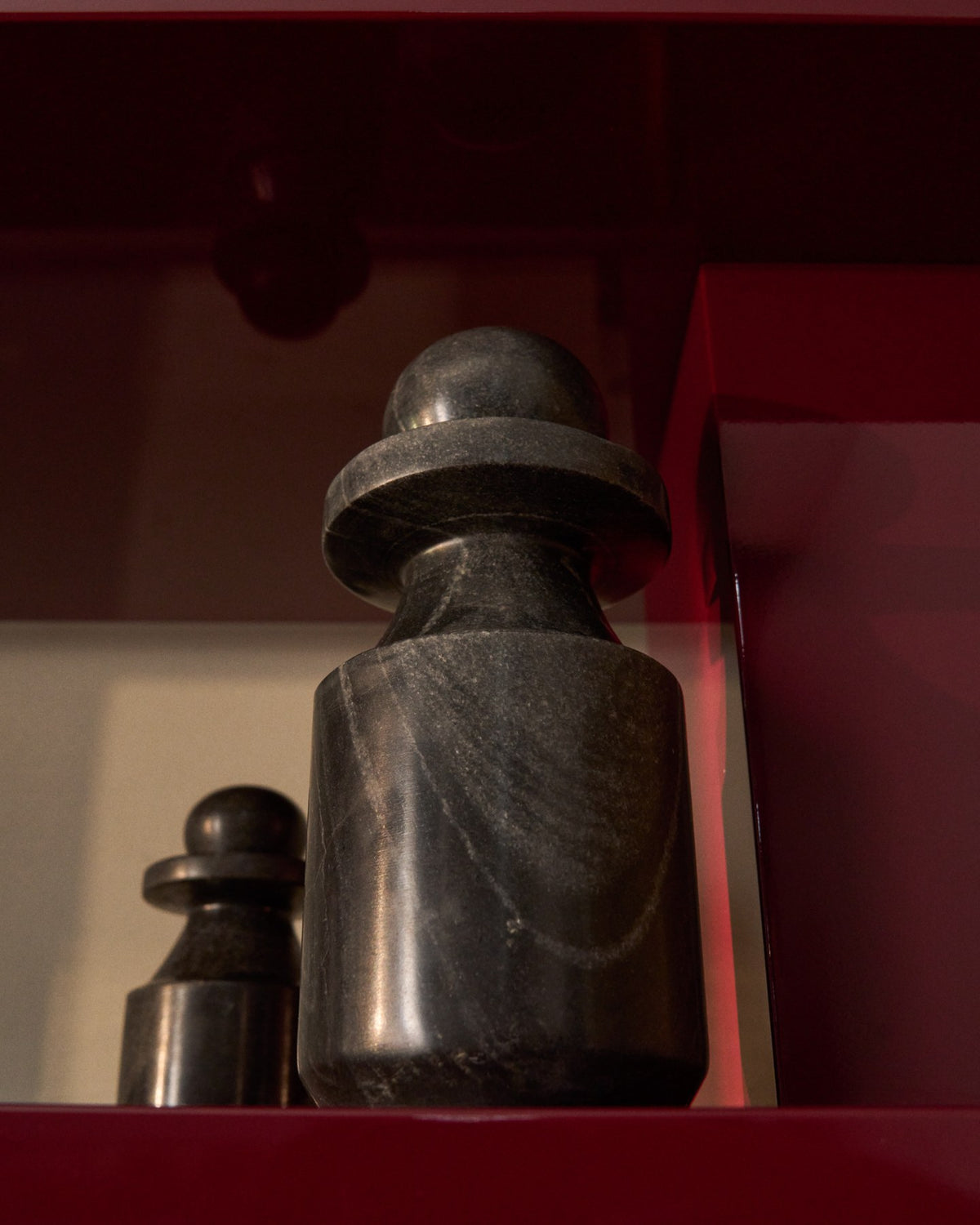 Graue Marmorskulptur Elvora von Kave Home mit schlichter, massiver Form, aufgenommen vor neutralem Hintergrund zur Ansicht der natürlichen Maserung.