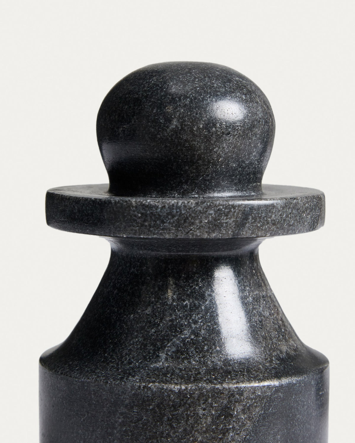 Kleine Skulptur aus grauem Marmor mit glatter Oberfläche, kompakte Form, Höhe 15 cm, Breite und Tiefe je 9 cm, natürliche Maserung sichtbar.