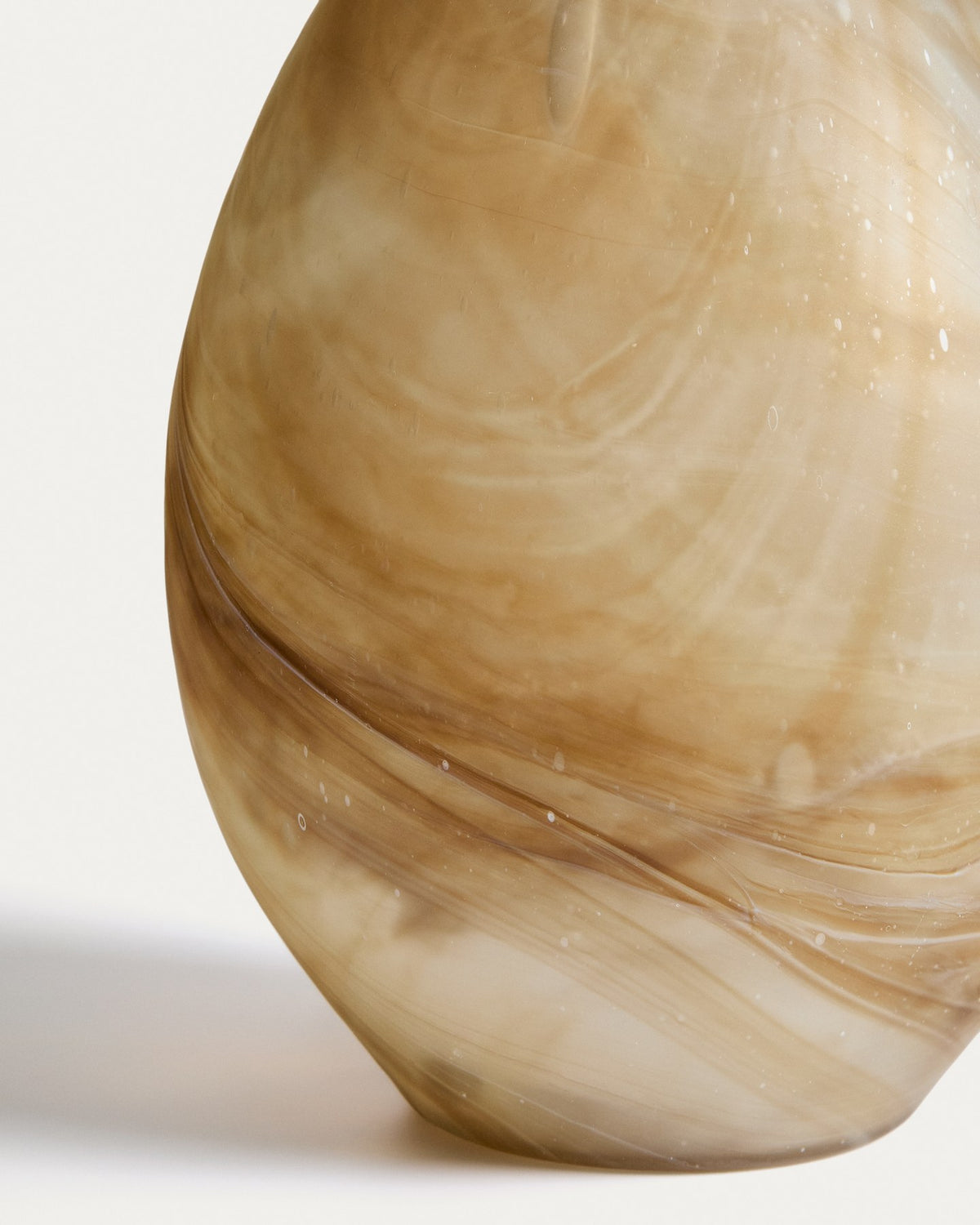 Braun-beige Glas-Vase Nerola mit geschwungener Form und Maserungseffekt, Höhe 46 cm, handgefertigt im Formgussverfahren.