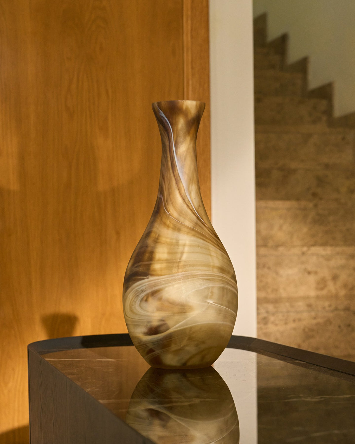 Braun-beige Glas-Vase Nerola mit geschwungener Form und Maserungseffekt, Höhe 46 cm, handgefertigt im Formgussverfahren.