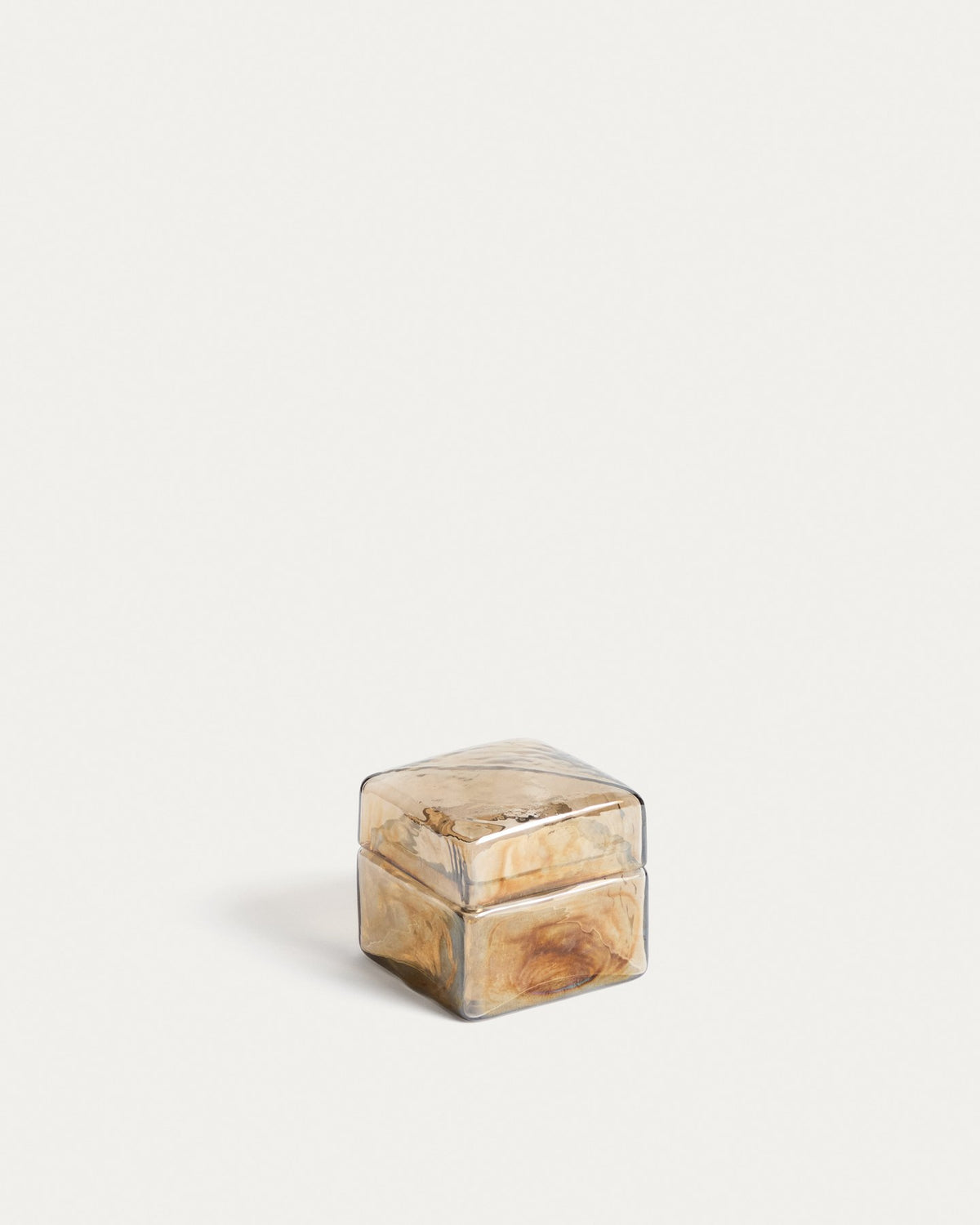Dekorative Box Aveli von Kave Home aus Kristallglas in irisierendem Beige, quadratische Form, 9 x 9 cm, handgefertigt im Formgussverfahren.