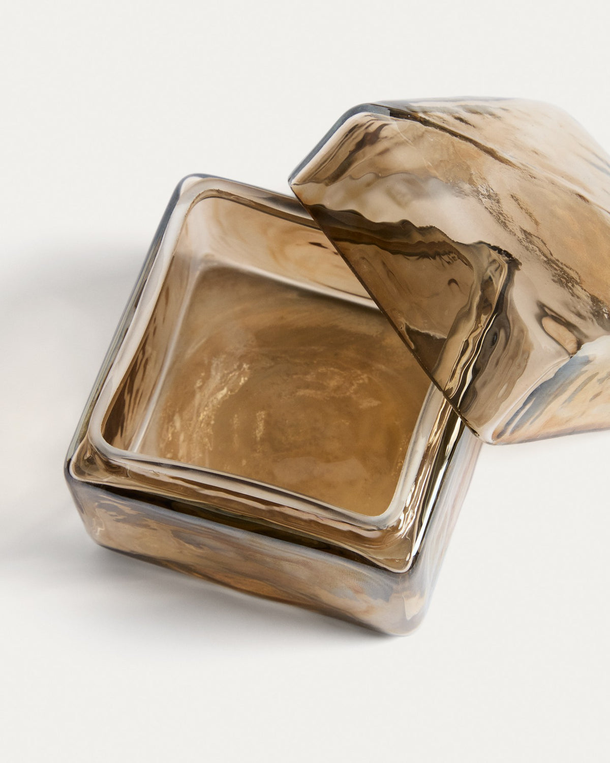 Dekorative Box Aveli von Kave Home aus Kristallglas in irisierendem Beige, quadratische Form, 9 x 9 cm, handgefertigt im Formgussverfahren.