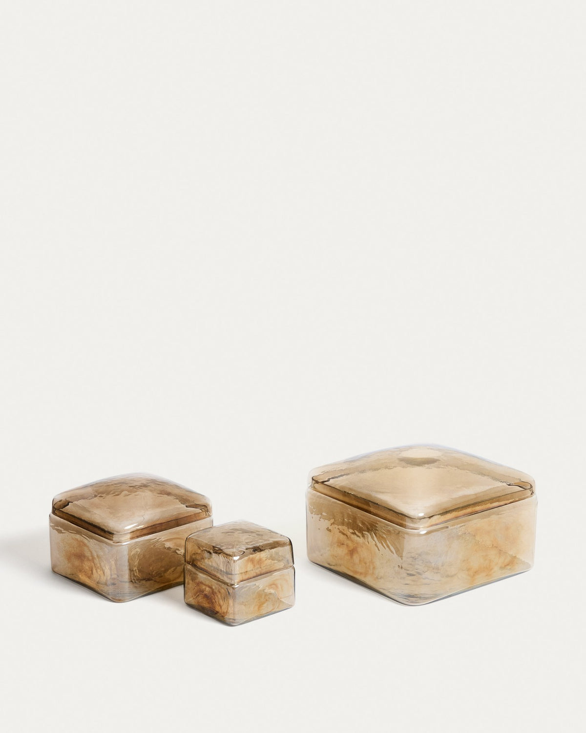 Dekorative Box Aveli aus Glas in irisierendem Beige, quadratische Form, handgefertigt, Grösse 14 x 14 x 10 cm, von Kave Home.