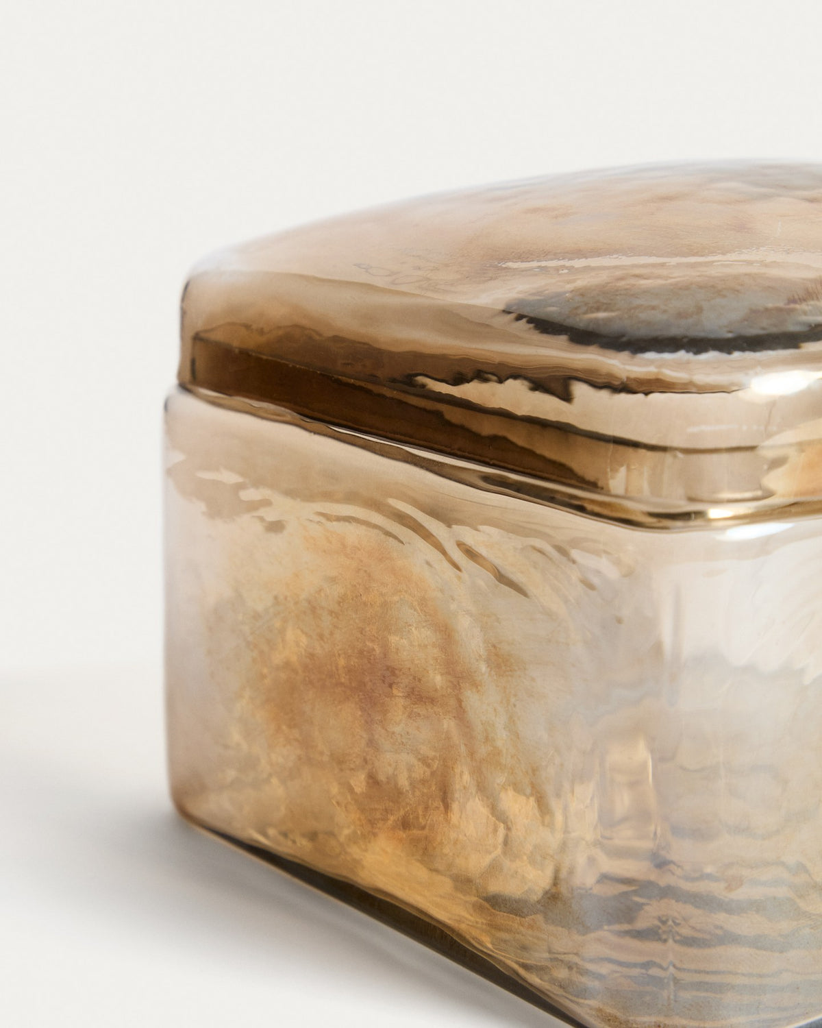 Dekorative Box Aveli aus Glas in irisierendem Beige, quadratische Form, handgefertigt, Grösse 14 x 14 x 10 cm, von Kave Home.