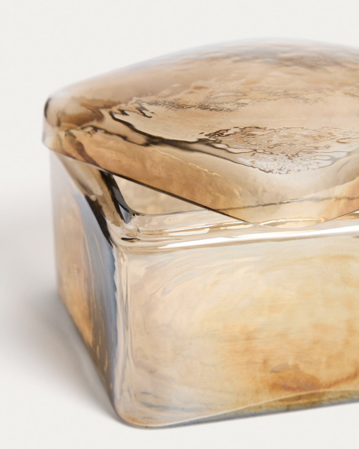 Dekorative Box Aveli aus Glas in irisierendem Beige, quadratische Form, handgefertigt, Grösse 14 x 14 x 10 cm, von Kave Home.