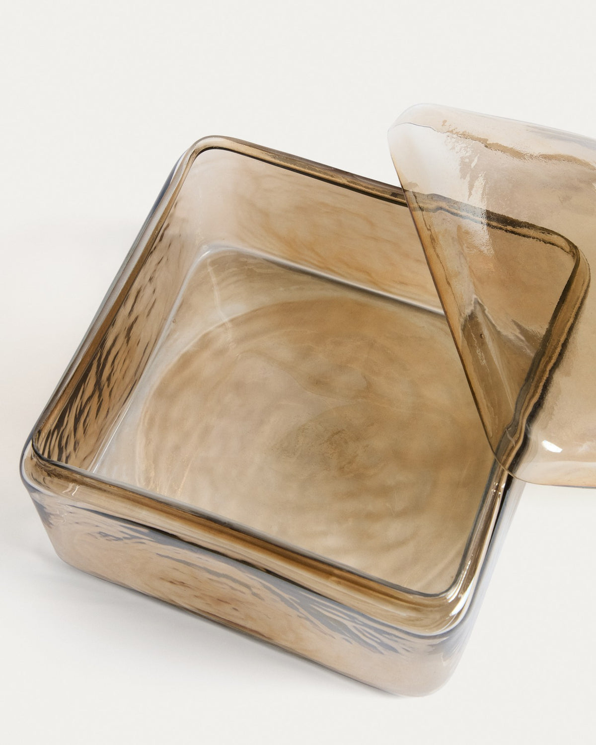 Dekorative Box Aveli aus Glas in irisierendem Beige, quadratische Form, handgefertigt, Masse 19 x 19 x 13 cm.