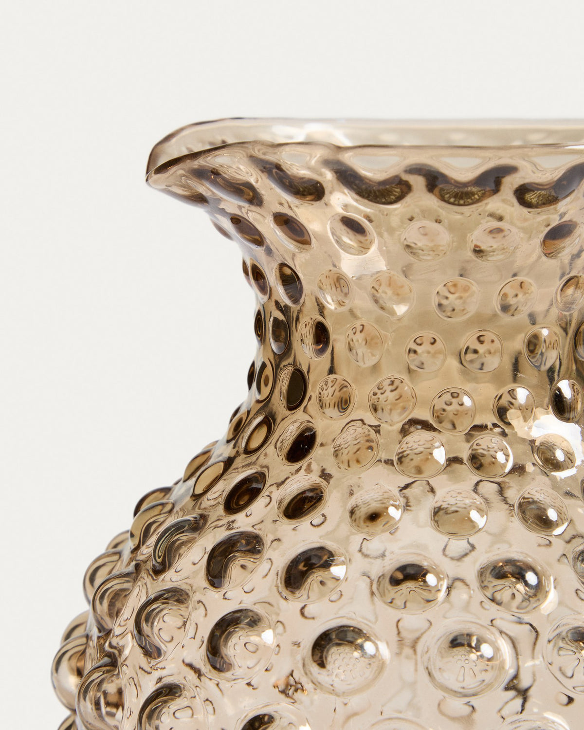 Hellbrauner Glaskrug mit rundem Kugelrelief auf der Oberfläche, Fassungsvermögen 2,6 Liter, handgefertigt aus Glas.