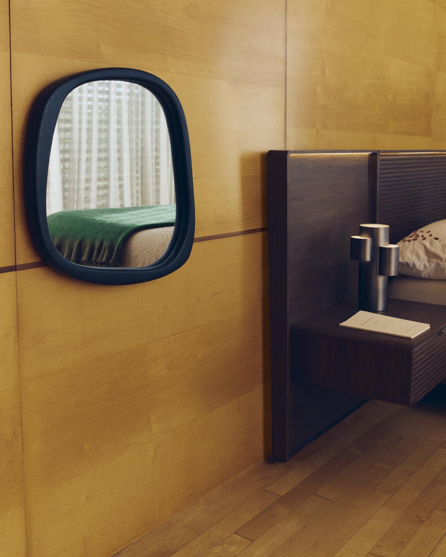 Spiegel Alura aus Teakholz schwarz 45,5 x 47 cm FSC 100 % in Schwarz präsentiert im Onlineshop von KAQTU Design AG. Spiegel ist von Kave Home