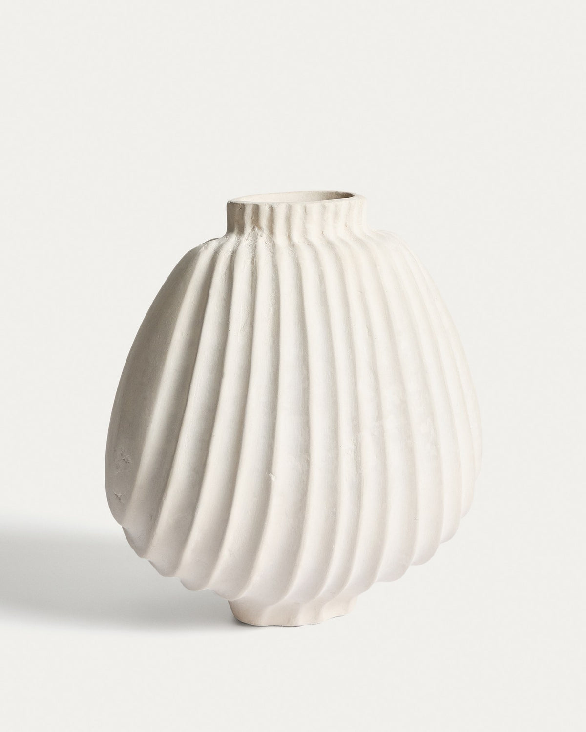 Runde Pappmaché-Vase in Ecru mit reliefartigen Linien auf der Oberfläche, handgefertigt, Höhe 28 cm, von Kave Home.