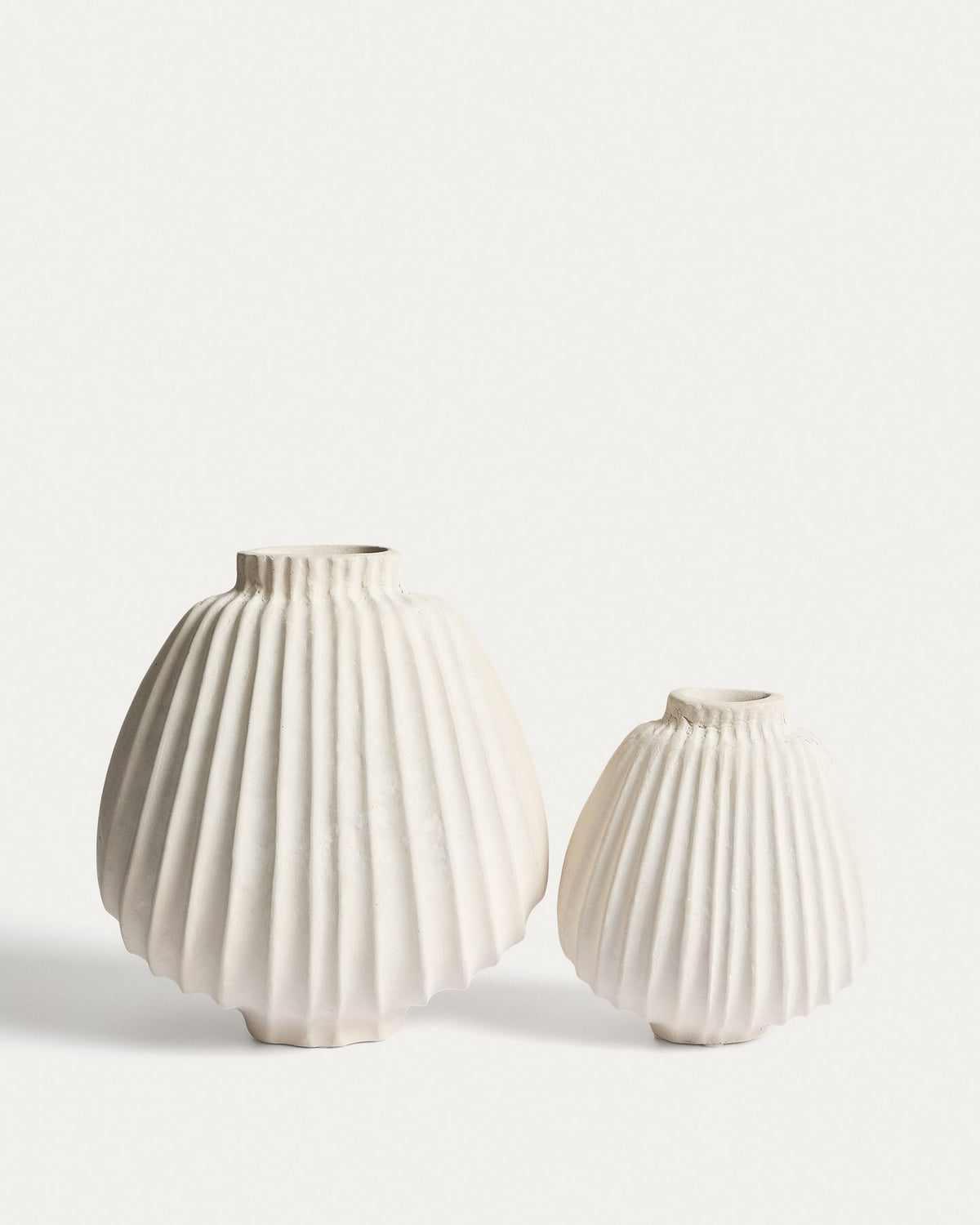 Runde Pappmaché-Vase in Ecru mit reliefartigen Linien auf der Oberfläche, handgefertigt, Höhe 28 cm, von Kave Home.