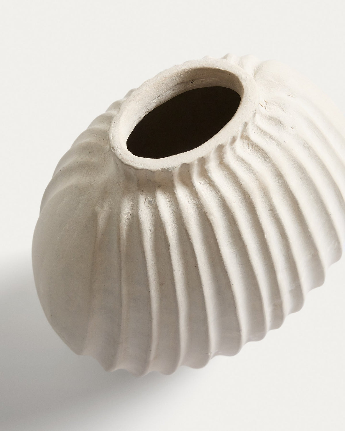 Runde Pappmaché-Vase in Ecru mit reliefartigen Linien auf der Oberfläche, handgefertigt, Höhe 28 cm, von Kave Home.