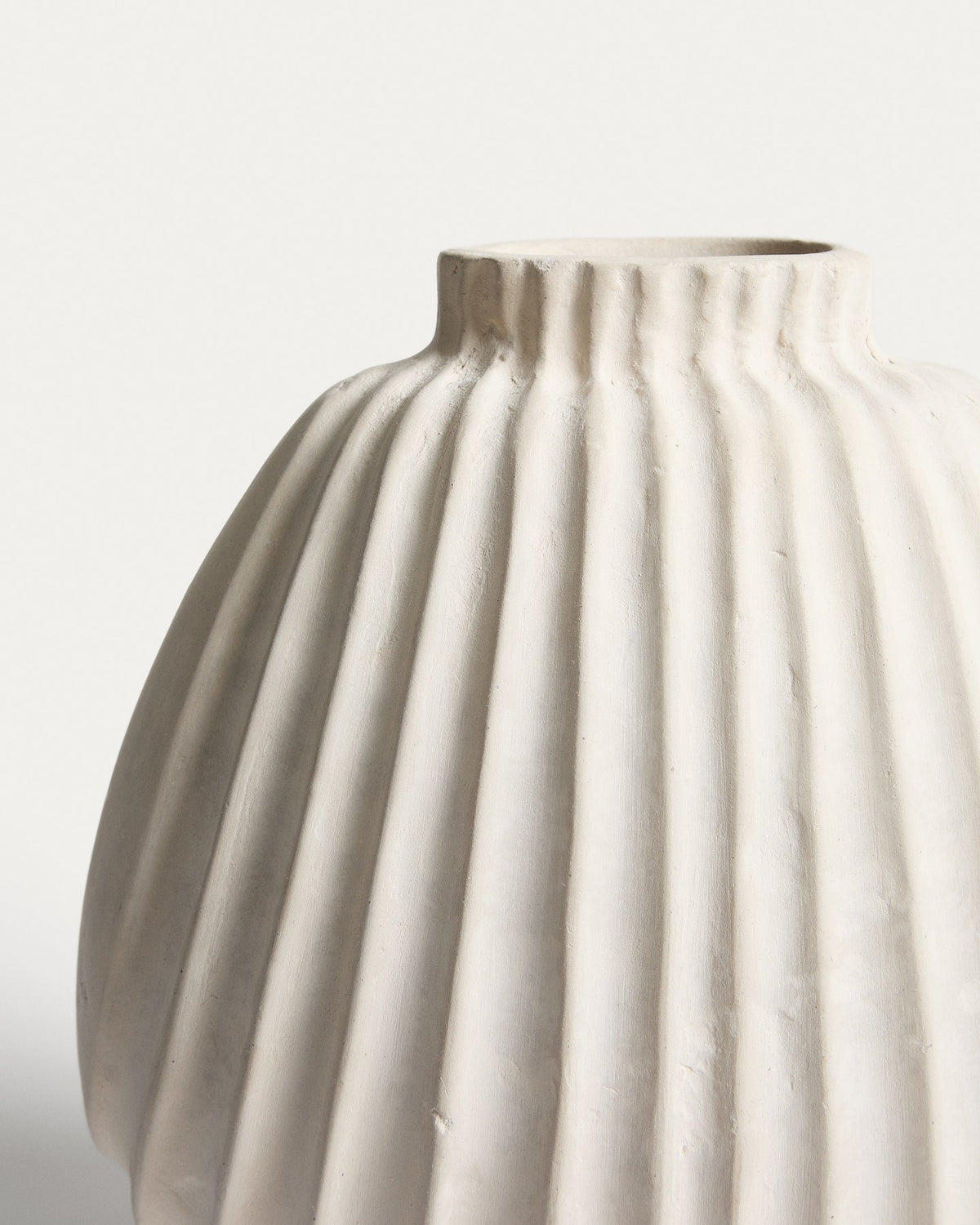Runde Pappmaché-Vase in Ecru mit reliefartigen Linien auf der Oberfläche, handgefertigt, Höhe 28 cm, von Kave Home.