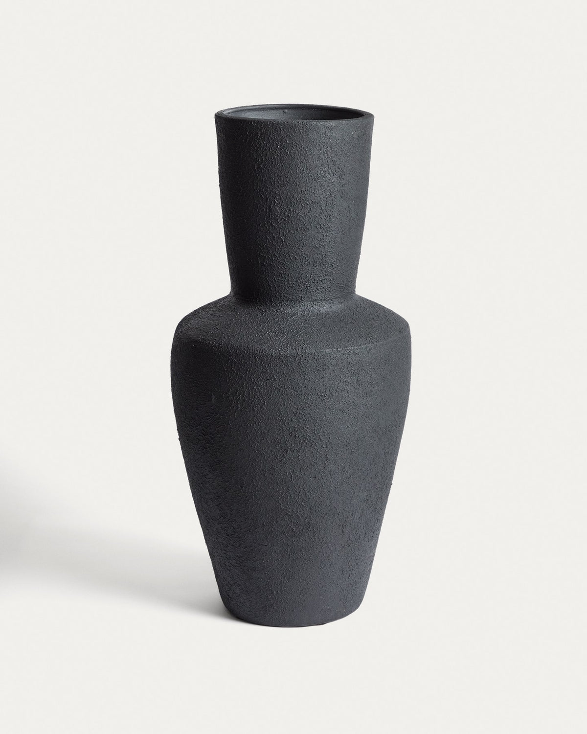 Schwarze Vase Nerun aus 100% Terrakotta mit skulpturaler Form, 72 cm hoch, handgefertigt mit individueller Farbnuance.