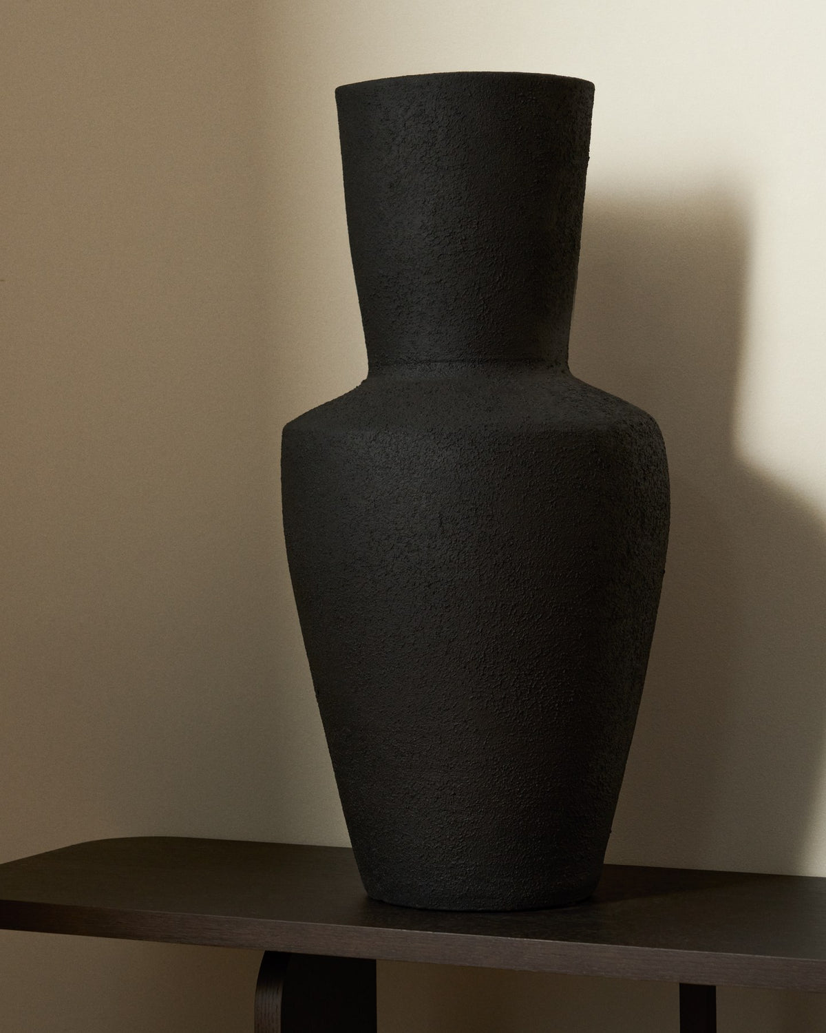 Schwarze Vase Nerun aus 100% Terrakotta mit skulpturaler Form, 72 cm hoch, handgefertigt mit individueller Farbnuance.