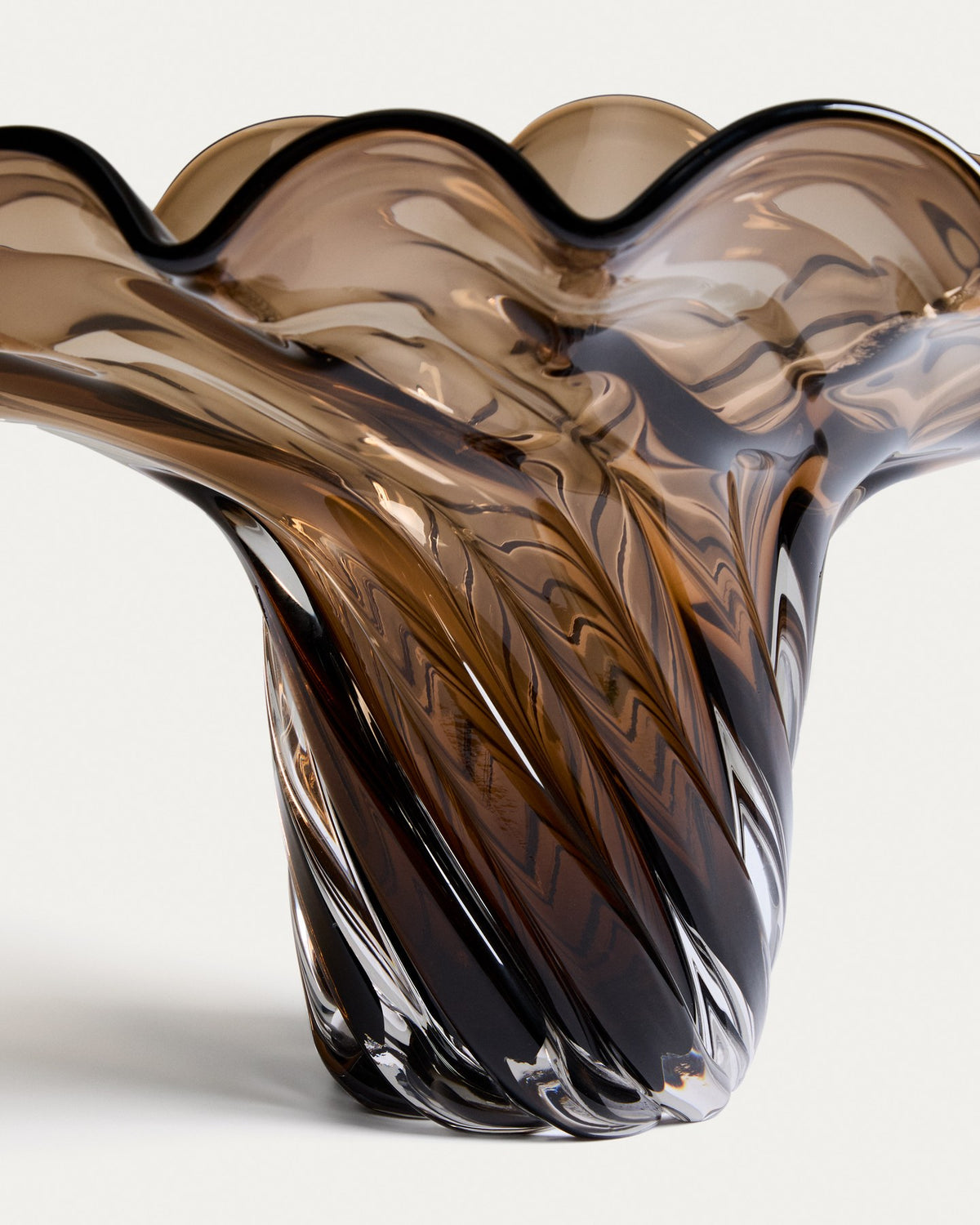 Tafelaufsatz Lurea aus dunkelbraunem, getöntem Glas mit geschwungener, wellenförmiger Silhouette, handgefertigt, Öffnung rund 31 cm.