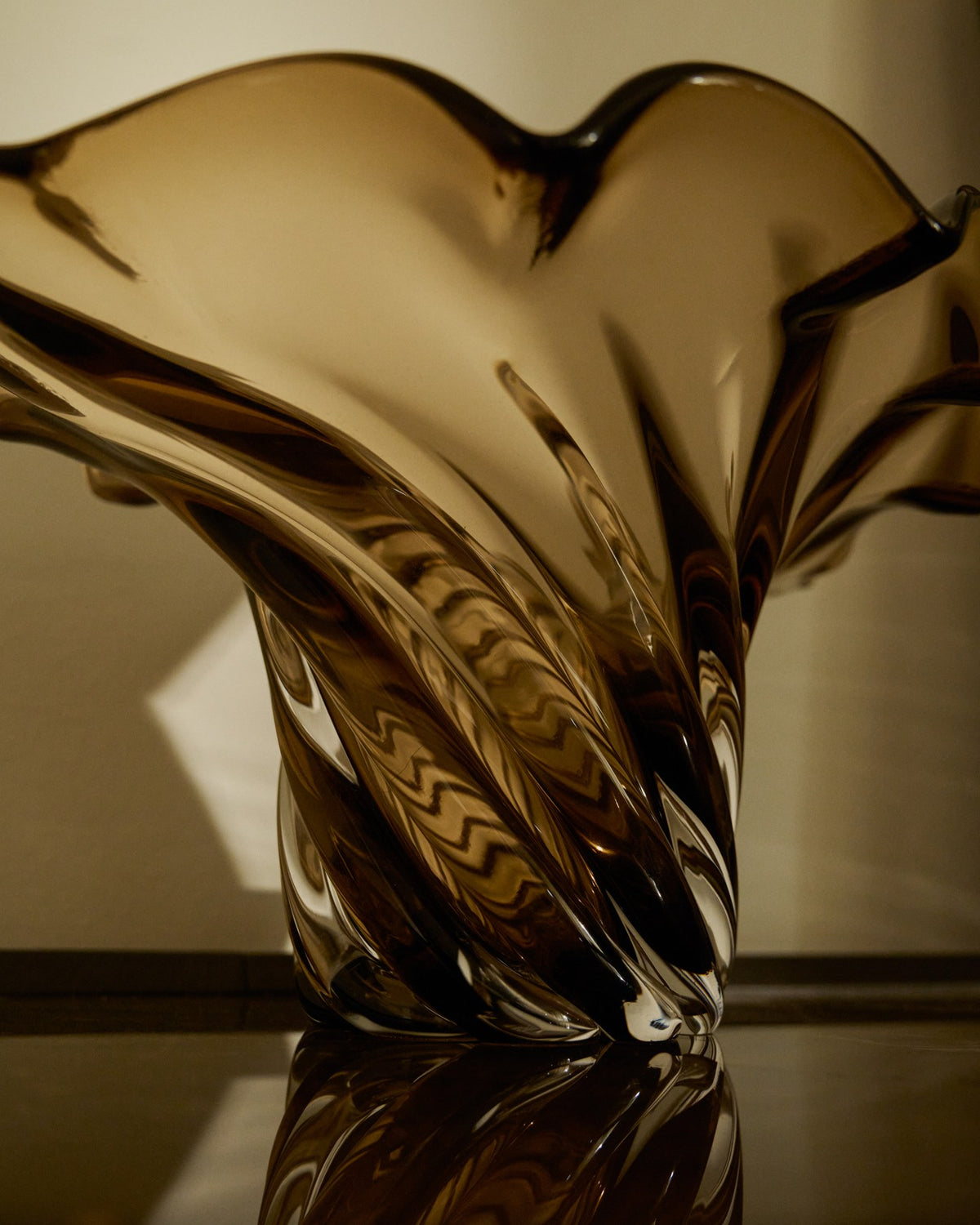 Tafelaufsatz Lurea aus dunkelbraunem, getöntem Glas mit geschwungener, wellenförmiger Silhouette, handgefertigt, Öffnung rund 31 cm.
