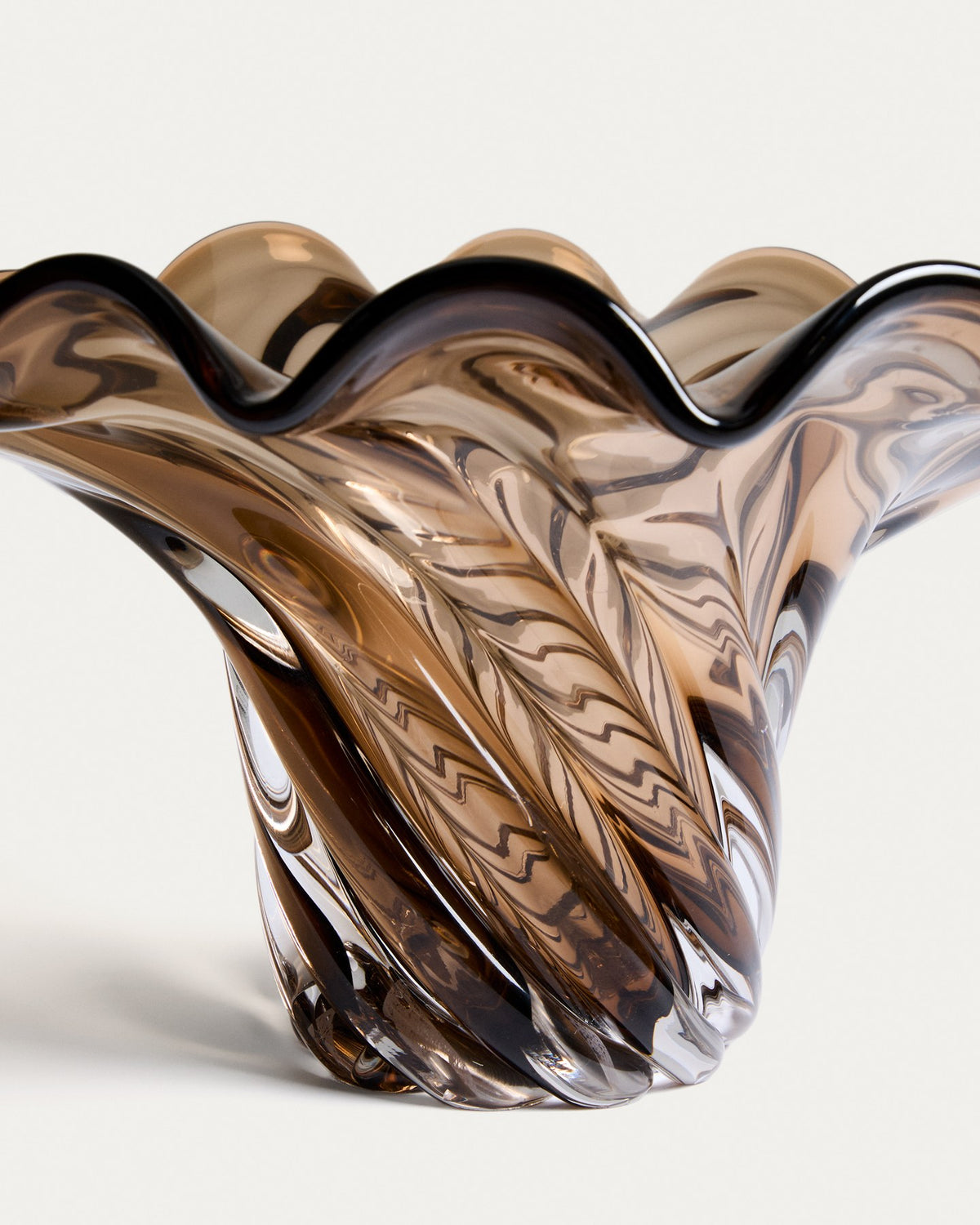 Dunkelbraune Glasschale Lurea mit geschwungener Wellenform, handgefertigt aus getöntem Glas, Masse 46 x 30 cm, Höhe 18.6 cm.