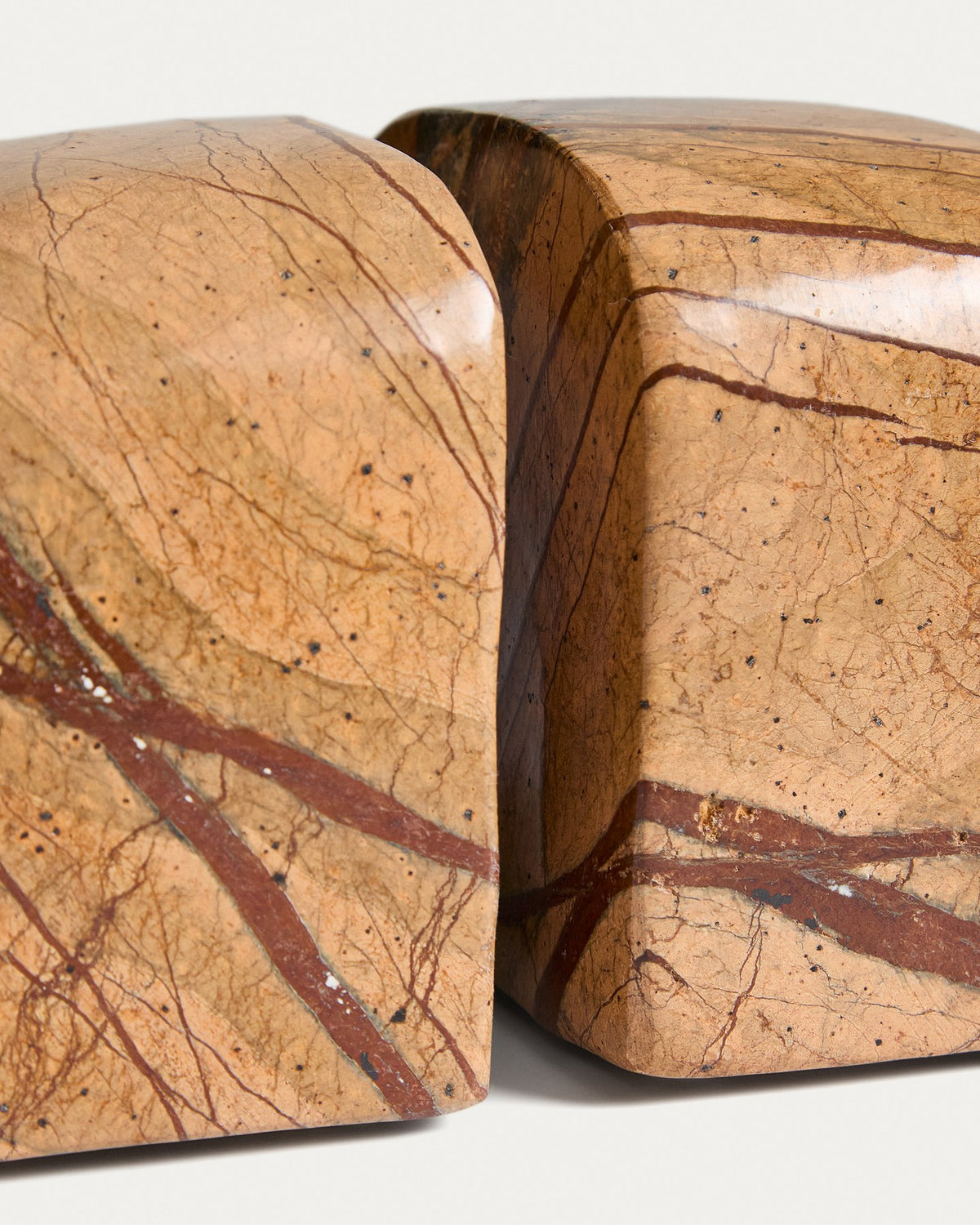 Buchstütze Benine aus orangefarbenem und braunem Marmor, handgefertigt, mit natürlicher Maserung in Beige und Senfgelb.