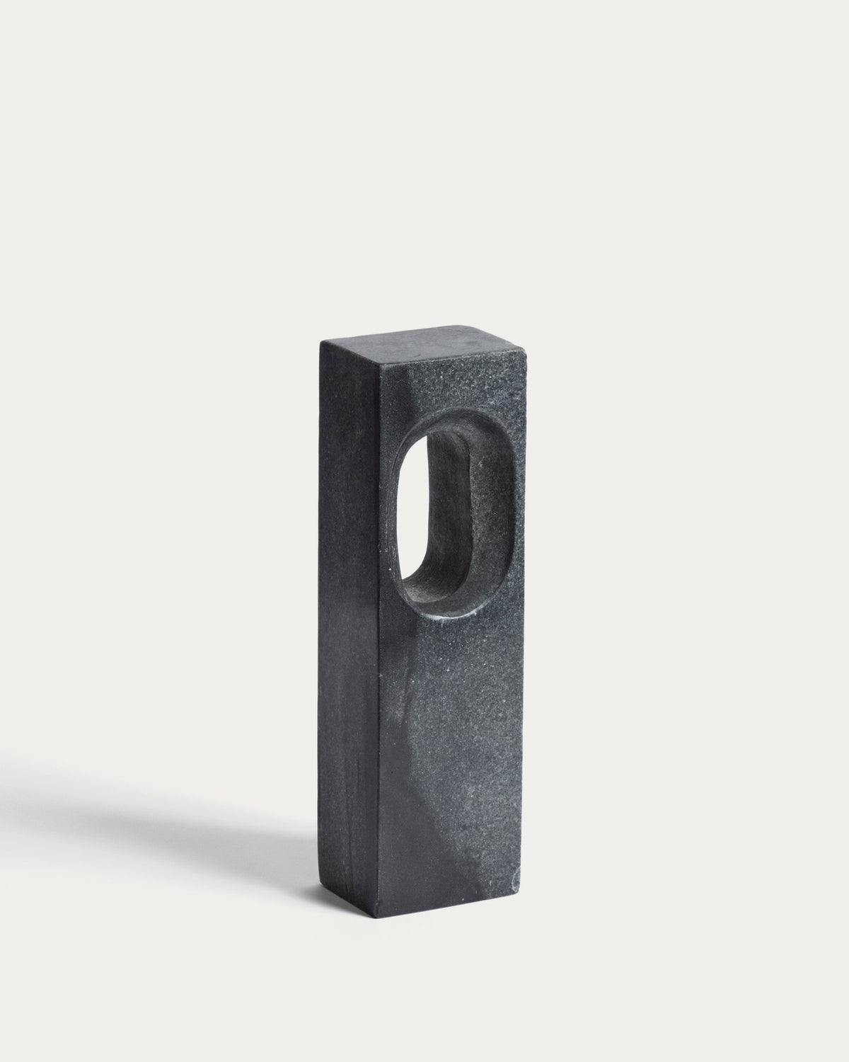 Skulptur Tesh von Kave Home aus dunkelgrauem Marmor, kompakte Form, 36 cm hoch, mit natürlicher Maserung und Textur.