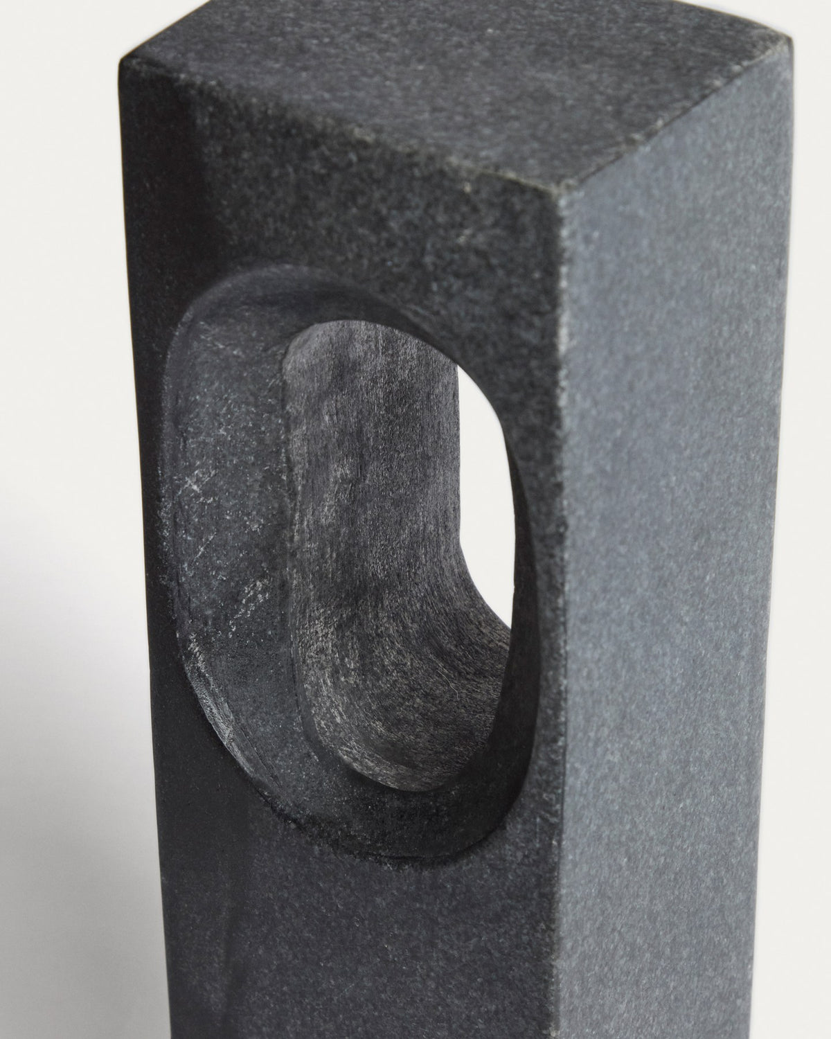 Skulptur Tesh von Kave Home aus dunkelgrauem Marmor, kompakte Form, 36 cm hoch, mit natürlicher Maserung und Textur.