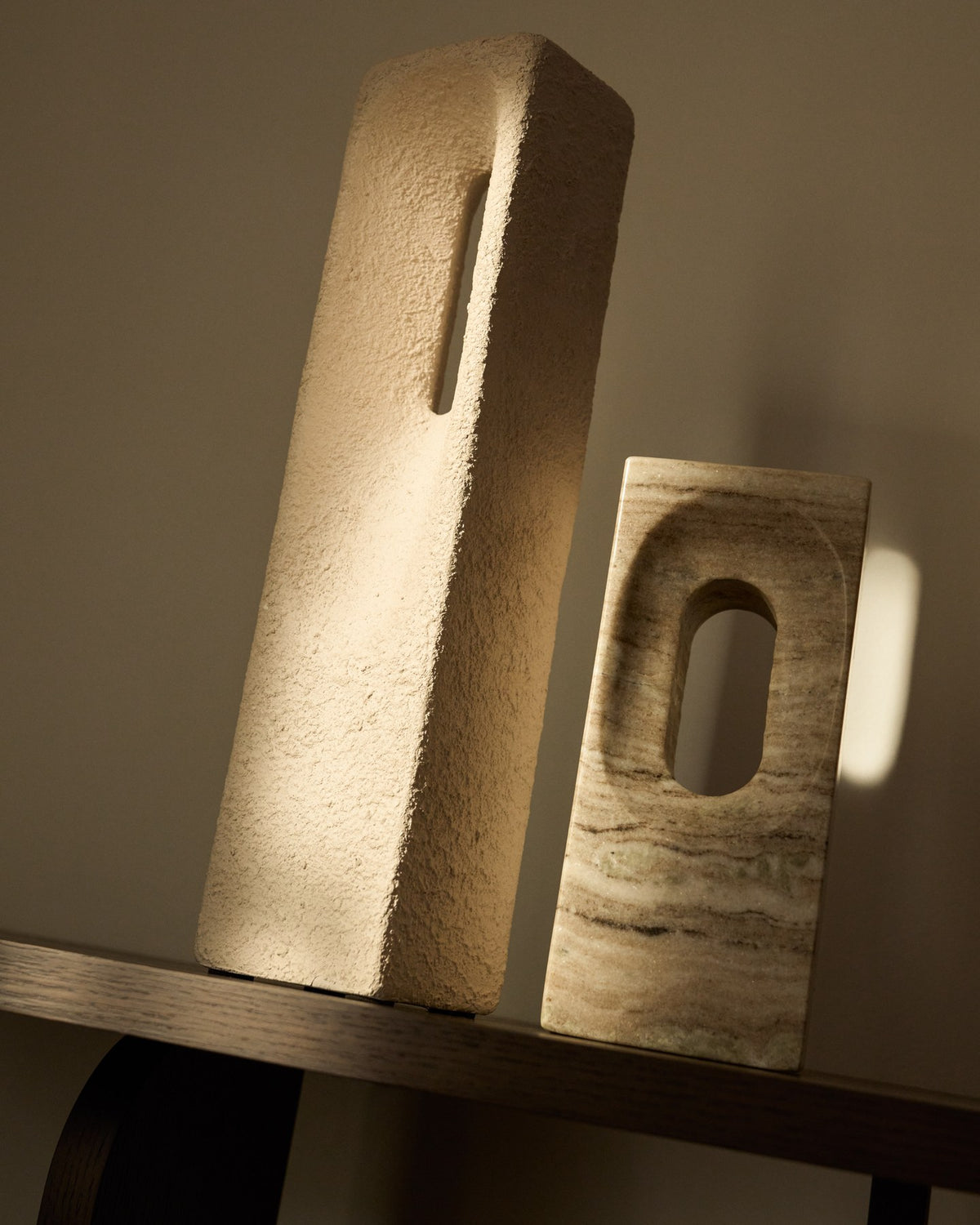 Beige Marmorskulptur Tesh von Kave Home, kompakte Form, natürliche Maserung, handgefertigt, Masse 10x26x8 cm, dekoratives Objekt.