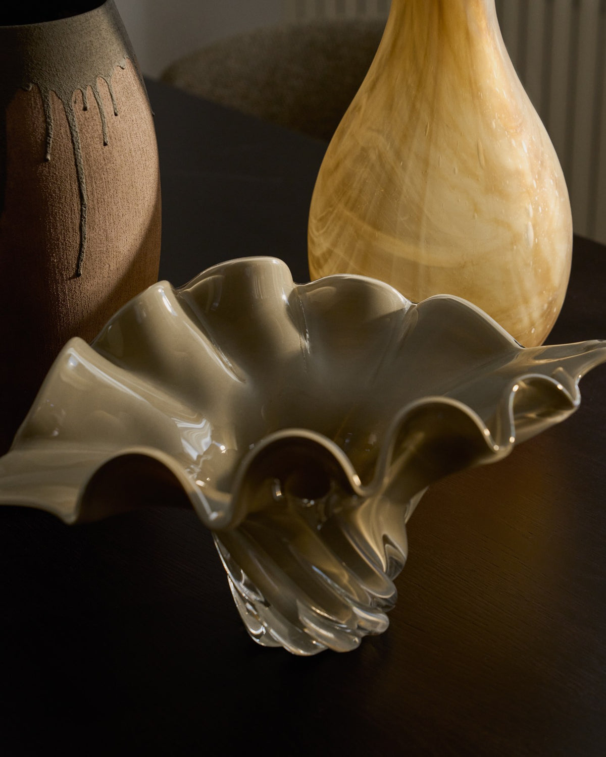 Hellgrüne Glasschale Lurea mit geschwungener, wellenförmiger Form, Öffnung ca. 26 cm Durchmesser, handgefertigt aus Glas.