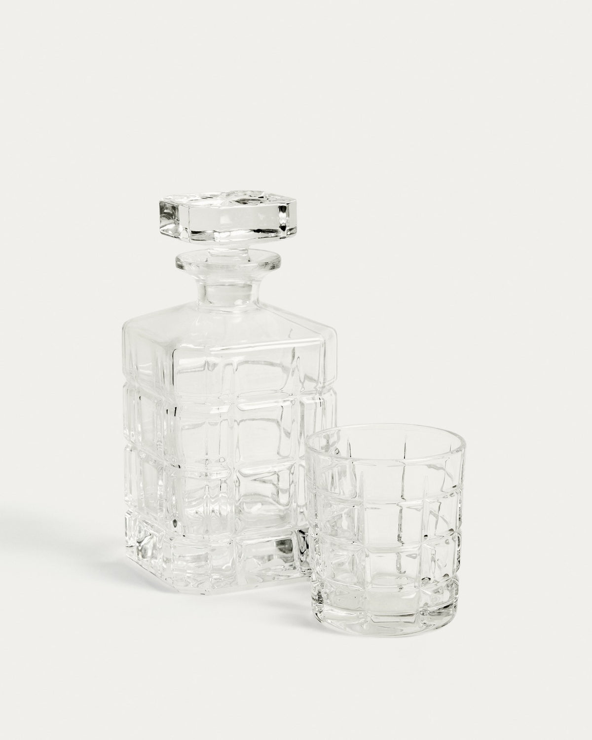 Transparentes Glas Talara aus geschliffenem Klarglas mit geometrischem Schliff, Fassungsvermögen 26 cl, Höhe 10 cm.