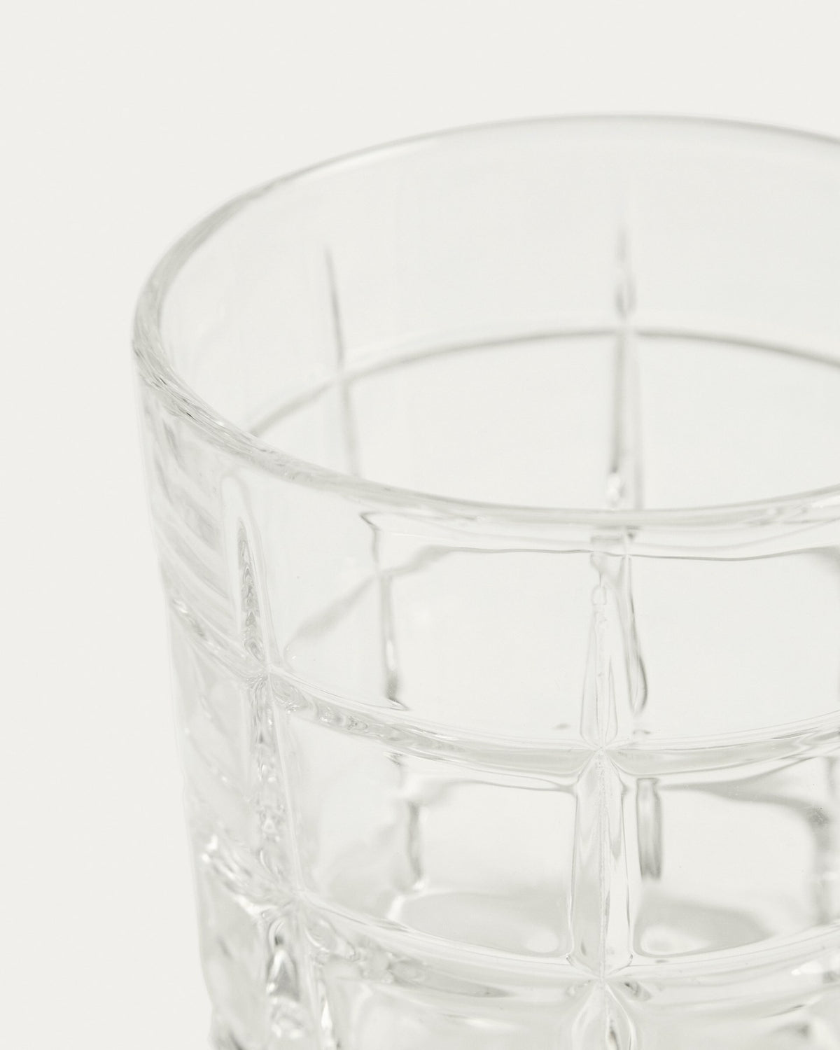 Transparentes Glas Talara aus geschliffenem Klarglas mit geometrischem Schliff, Fassungsvermögen 26 cl, Höhe 10 cm.