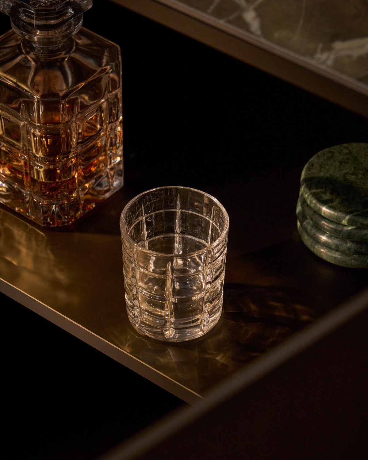Transparentes Glas Talara aus geschliffenem Klarglas mit geometrischem Schliff, Fassungsvermögen 26 cl, Höhe 10 cm.