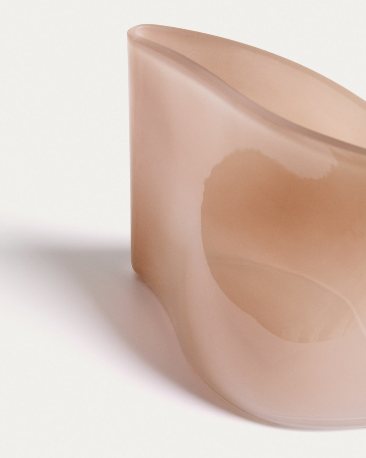 Foto einer blassrosa Glas-Vase Ardeni von Kave Home mit schlichter, zylindrischer Form und glatter, eingefärbter Glasoberfläche.