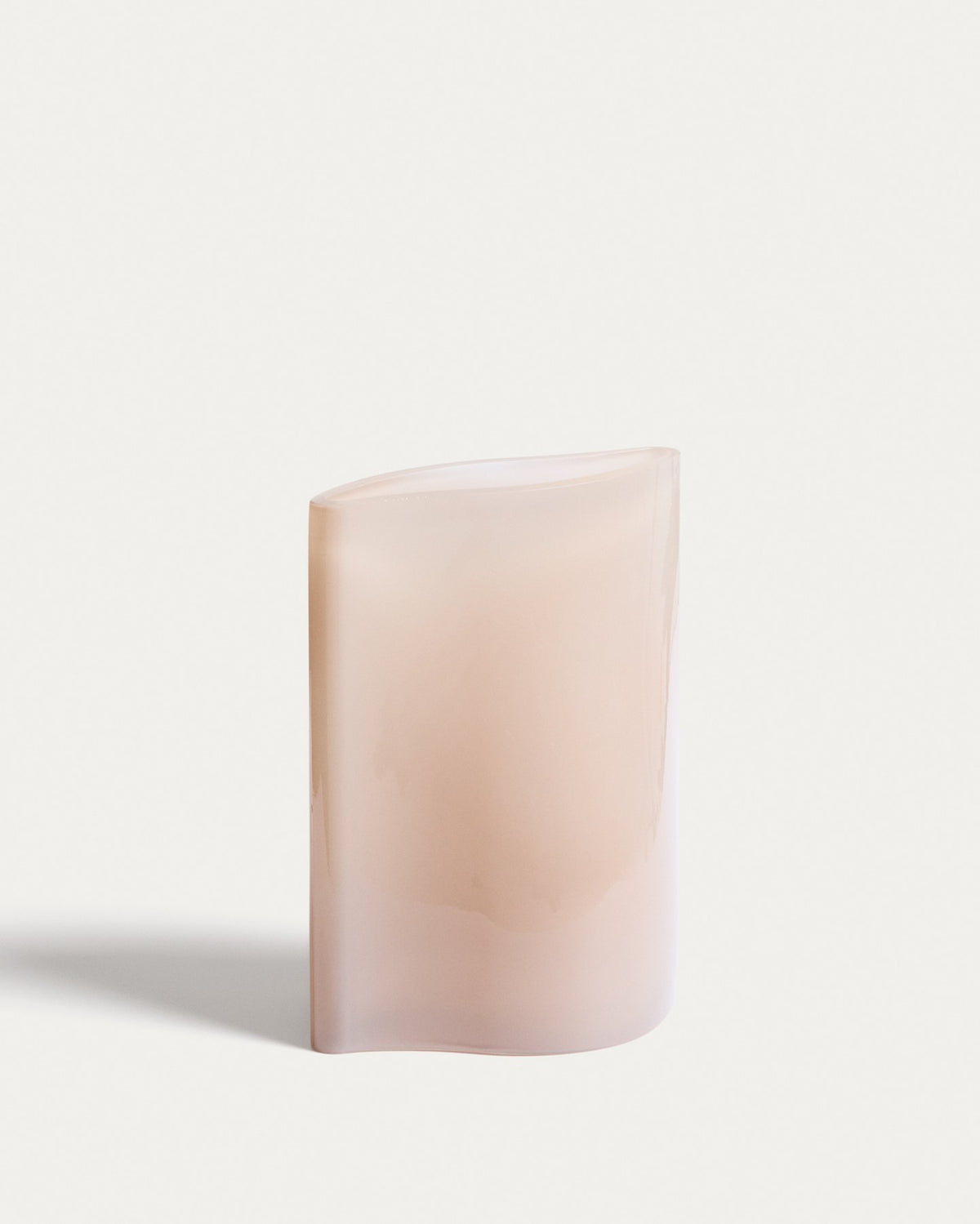 Blassrosa Glas-Vase Ardeni von Kave Home mit klarer, schlichter Form, durchgefärbtem Glas und einer Höhe von 22 cm, fotografiert freistehend.