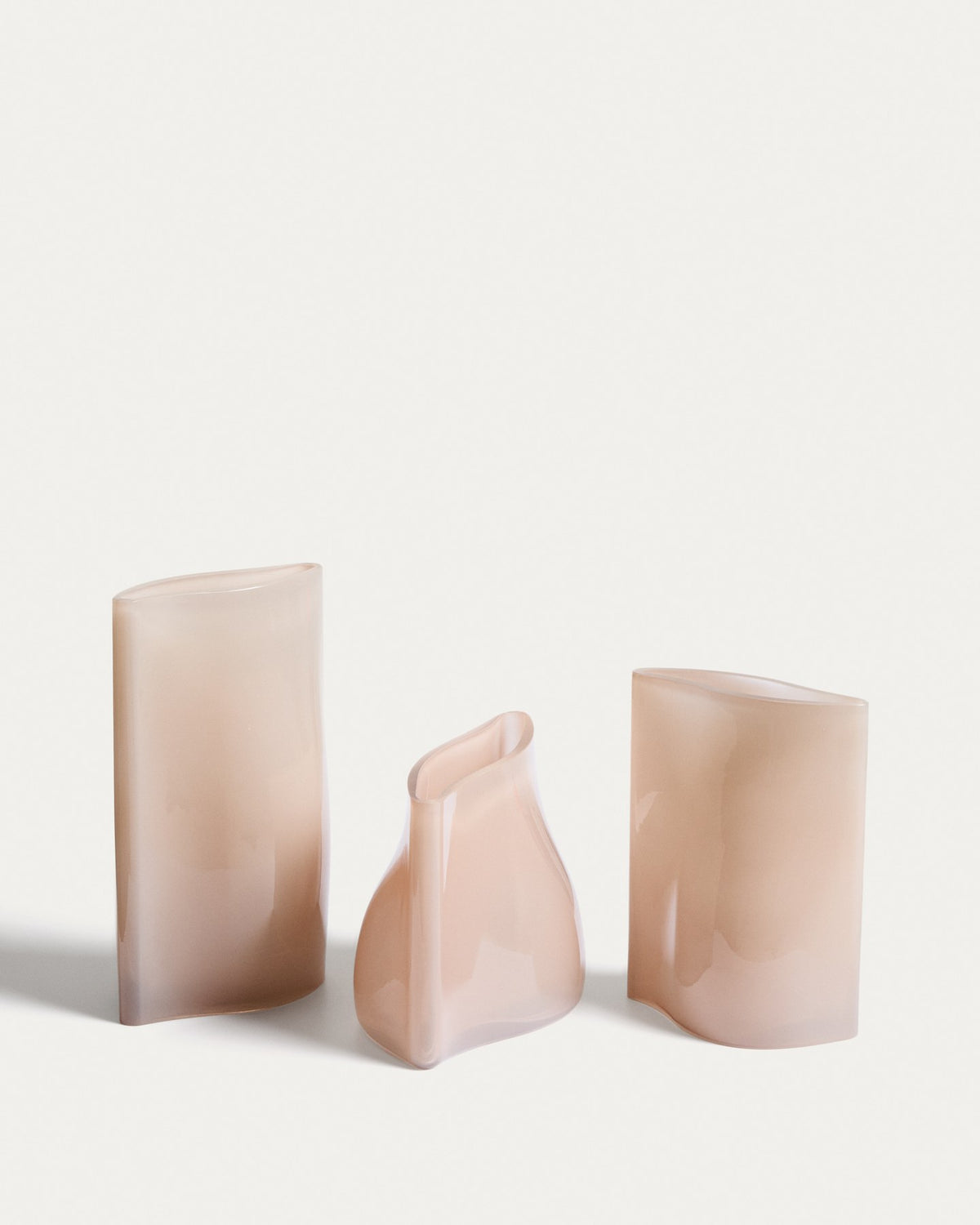 Blassrosa Glas-Vase Ardeni von Kave Home mit klarer, schlichter Form, durchgefärbtem Glas und einer Höhe von 22 cm, fotografiert freistehend.