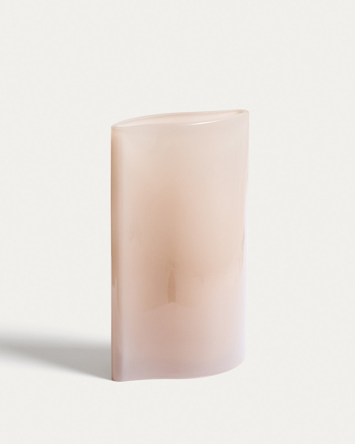 Blassrosa Glas-Vase Ardeni von Kave Home, 28 cm hoch, schlanke Form aus durchgefärbtem Glas mit schmaler Öffnung, freistehend fotografiert.
