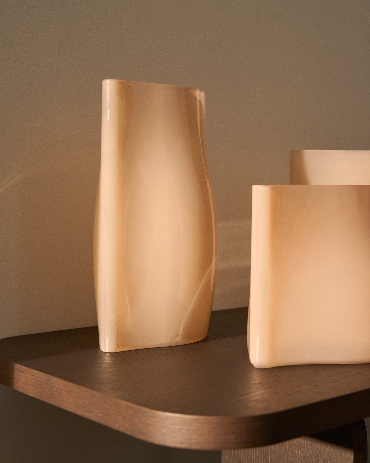 Blassrosa Glas-Vase Ardeni von Kave Home, 28 cm hoch, schlanke Form aus durchgefärbtem Glas mit schmaler Öffnung, freistehend fotografiert.