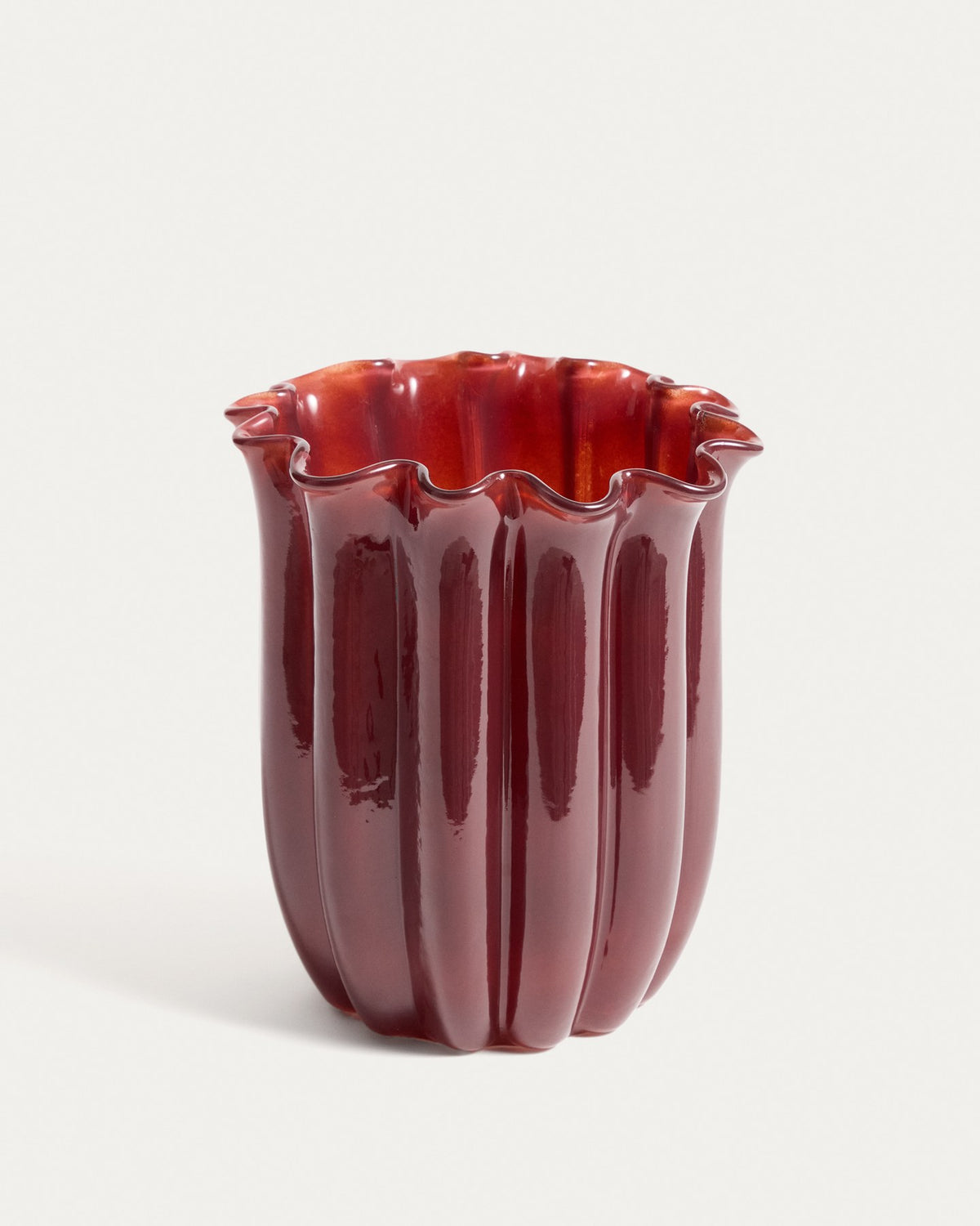 Burgunderrote Glas-Vase Cerin von Kave Home mit vertikalem Relief, organischer Form, Höhe 20 cm, Öffnungsdurchmesser 17 cm.