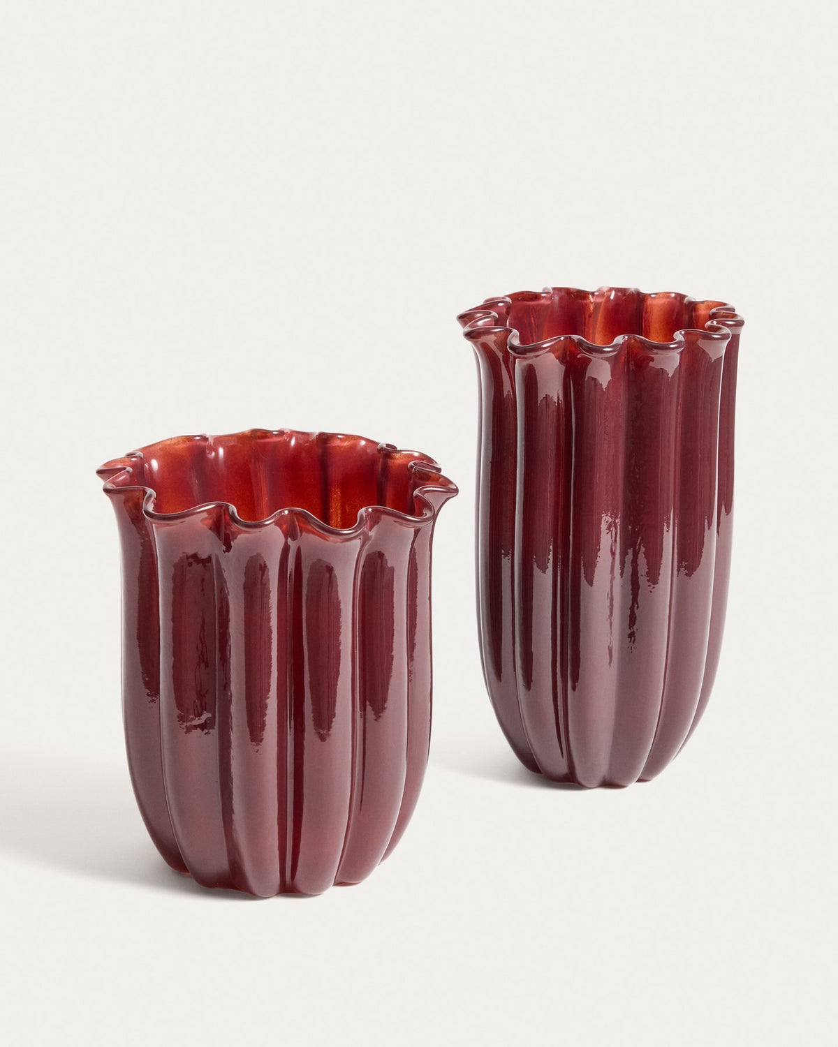 Burgunderrote Glas-Vase Cerin von Kave Home mit vertikalem Relief, organischer Form, Höhe 20 cm, Öffnungsdurchmesser 17 cm.