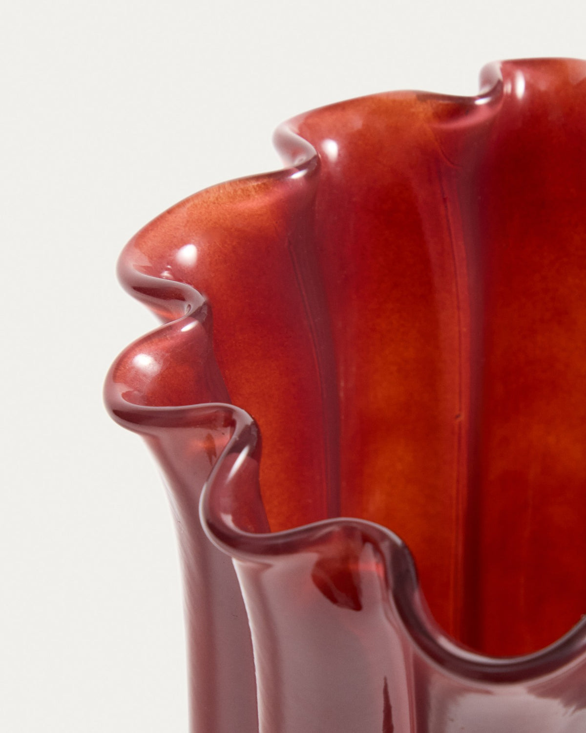 Burgunderrote Glas-Vase Cerin von Kave Home mit vertikalem Relief, organischer Form, Höhe 20 cm, Öffnungsdurchmesser 17 cm.