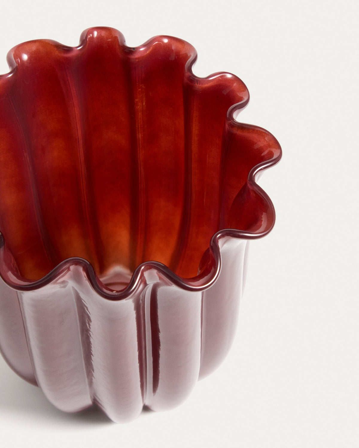Burgunderrote Glas-Vase Cerin von Kave Home mit vertikalem Relief, organischer Form, Höhe 20 cm, Öffnungsdurchmesser 17 cm.