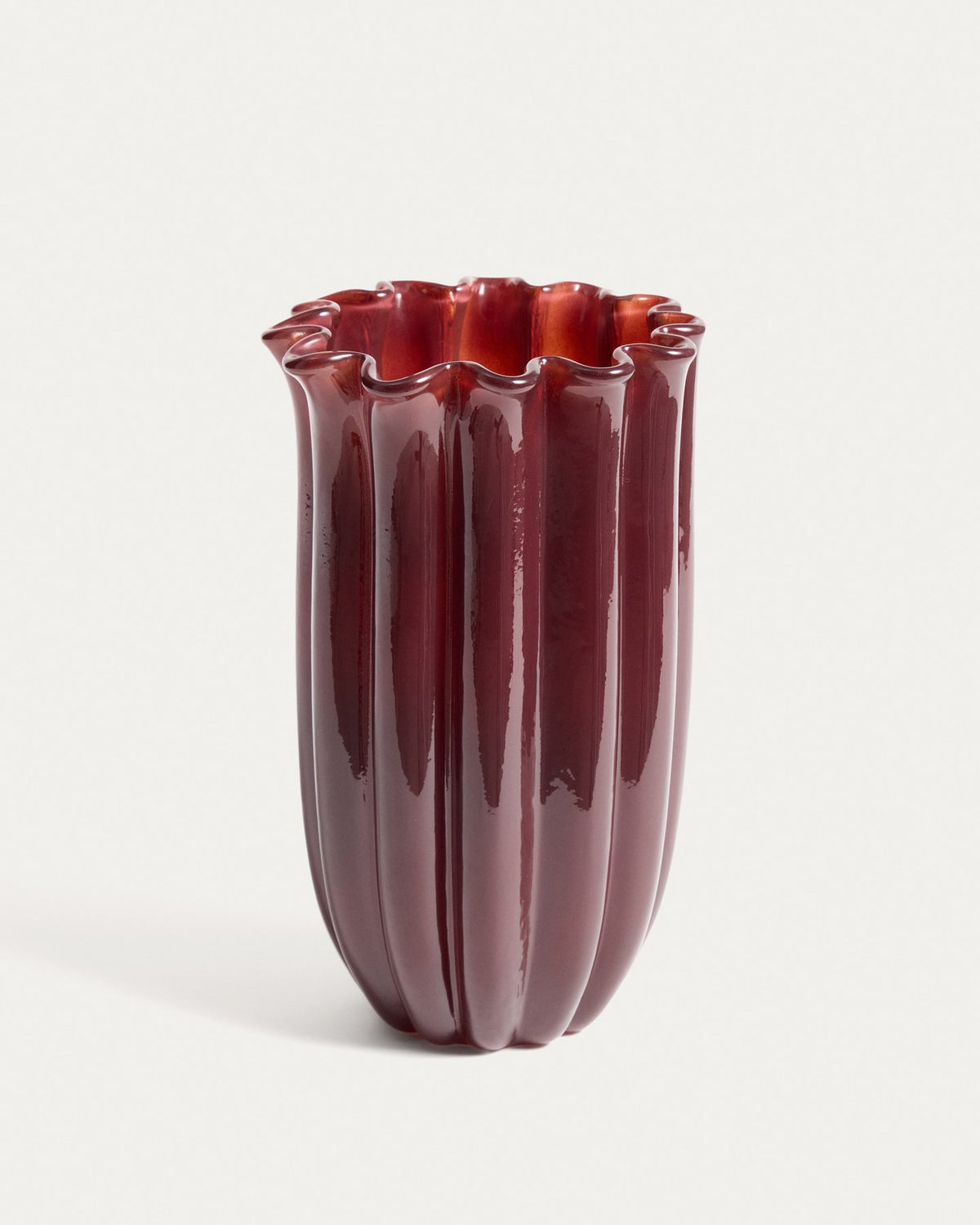 Burgunderrote Glas-Vase mit vertikalem Relief und rundem Öffnungsdurchmesser von 14,5 cm, Höhe 25 cm, aus durchgefärbtem Glas.