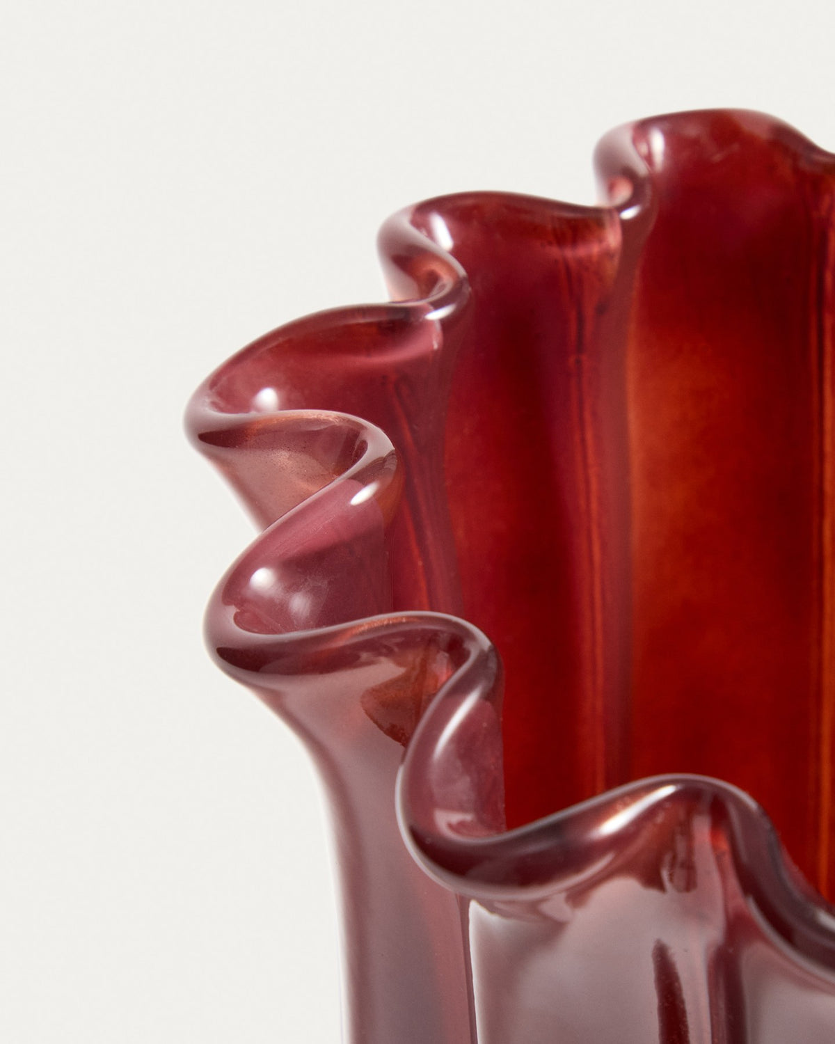Burgunderrote Glas-Vase mit vertikalem Relief und rundem Öffnungsdurchmesser von 14,5 cm, Höhe 25 cm, aus durchgefärbtem Glas.