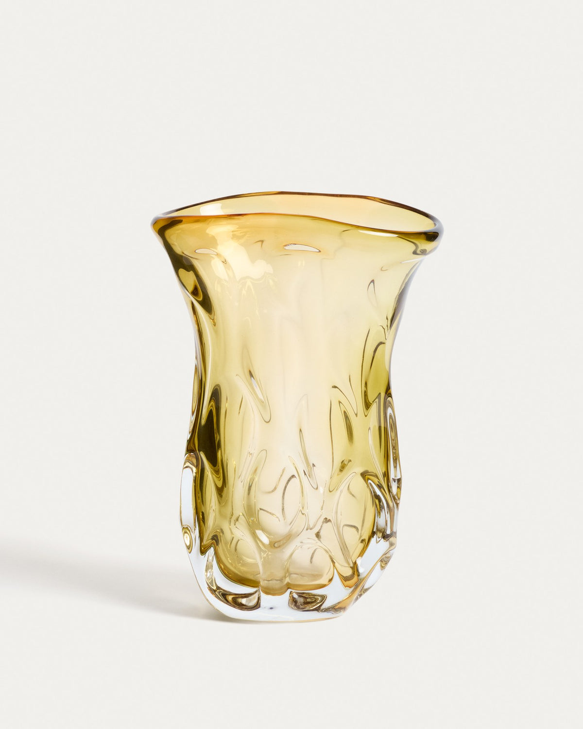 Bernsteinfarbene Glasvase Sidula von Kave Home mit organischer Form, handgefertigt, Höhe 37 cm, auf neutralem Hintergrund.