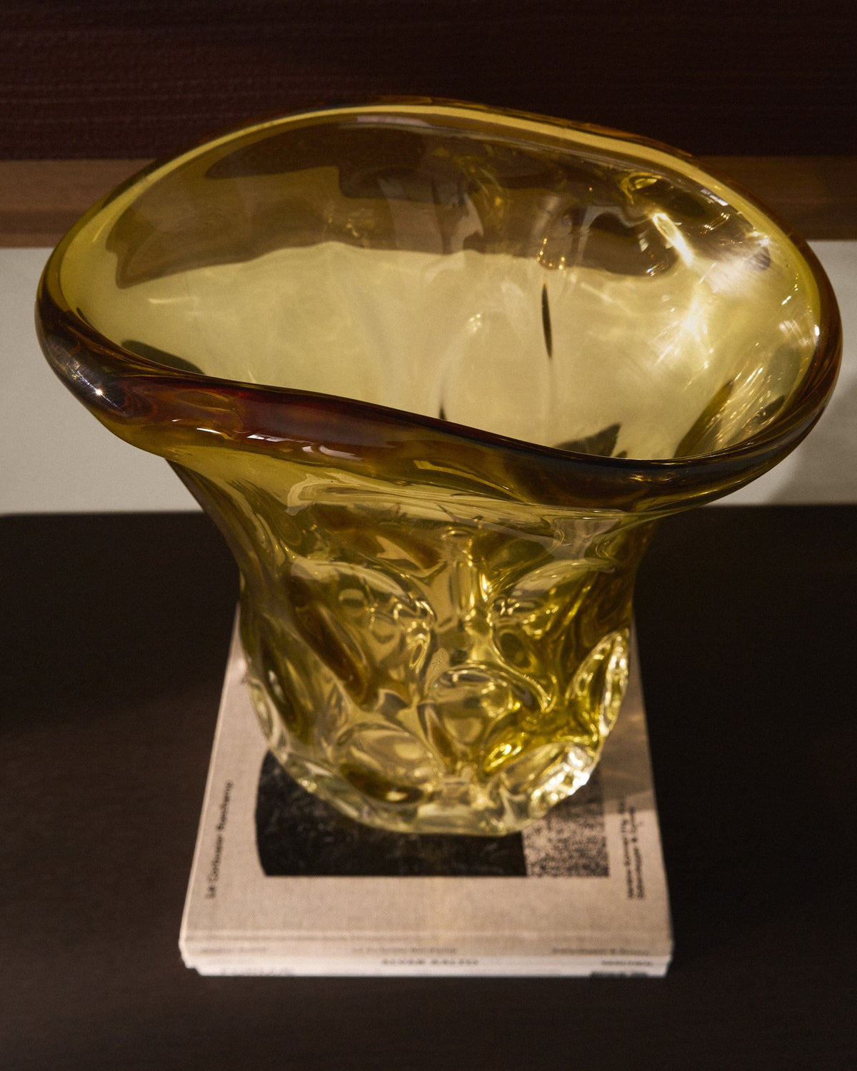 Bernsteinfarbene Glasvase Sidula von Kave Home mit organischer Form, handgefertigt, Höhe 37 cm, auf neutralem Hintergrund.