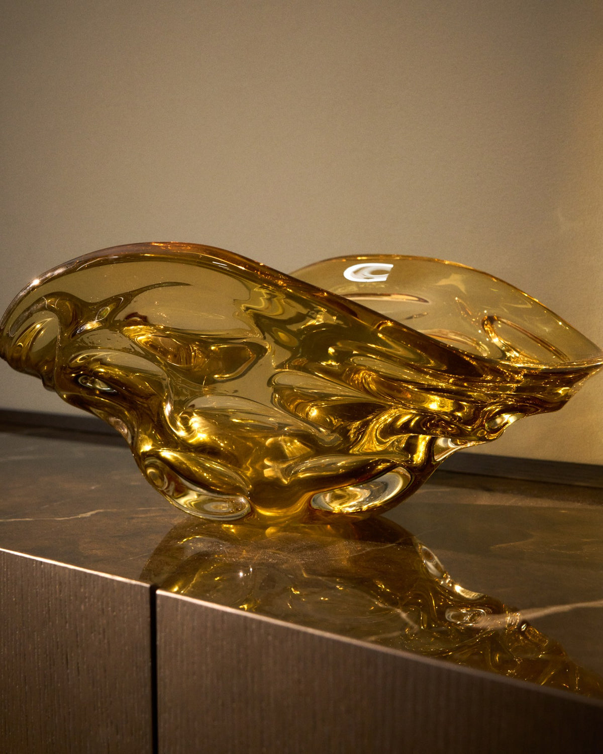 Handgefertigte Glasschale Sidula in hellbernsteinfarbenem Gelb, organische Form, Öffnung 26 x 38 cm, Material 100% Glas.