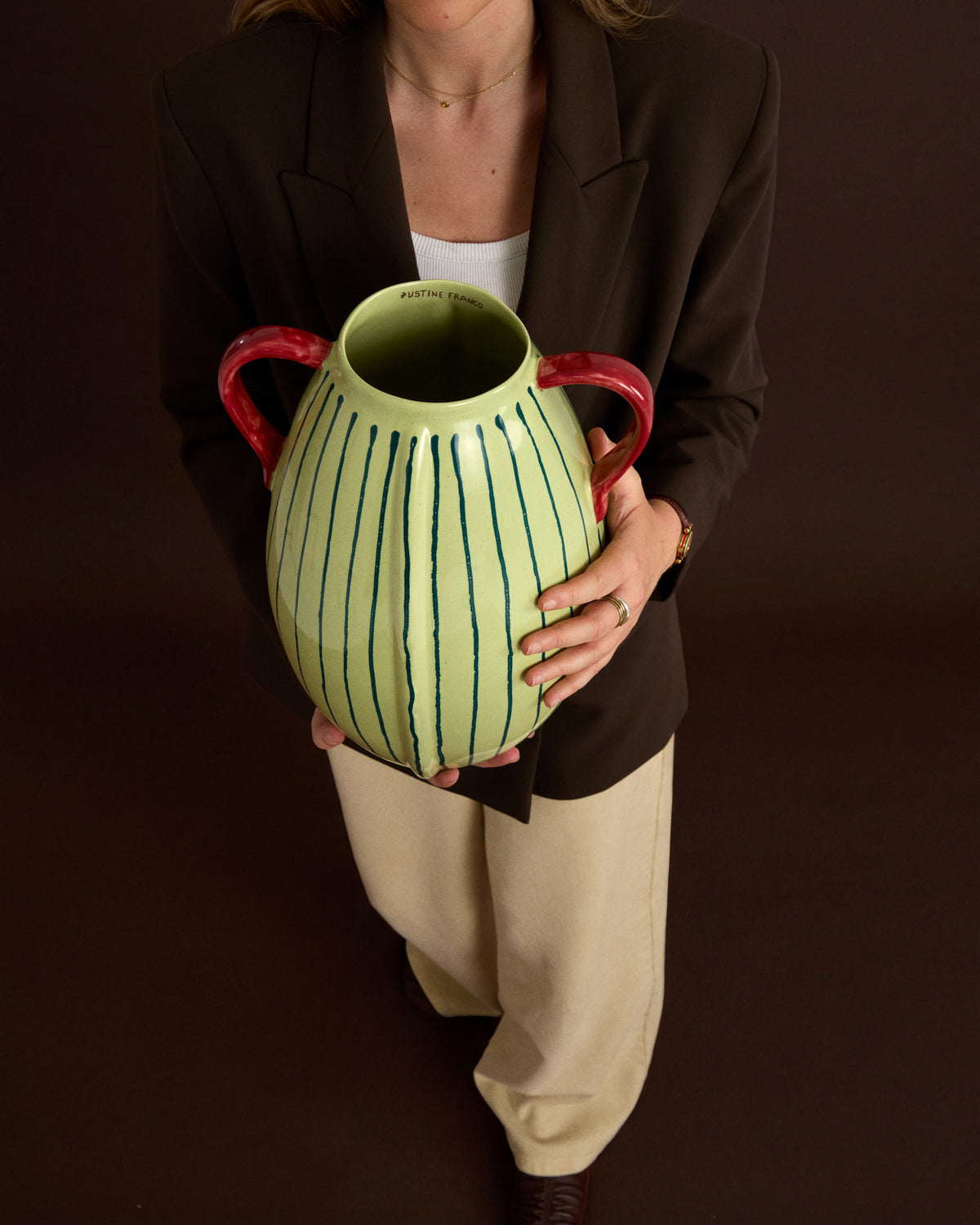 Vase Justine Franco aus Keramik, hellgrün und rot glasiert und handbemalt