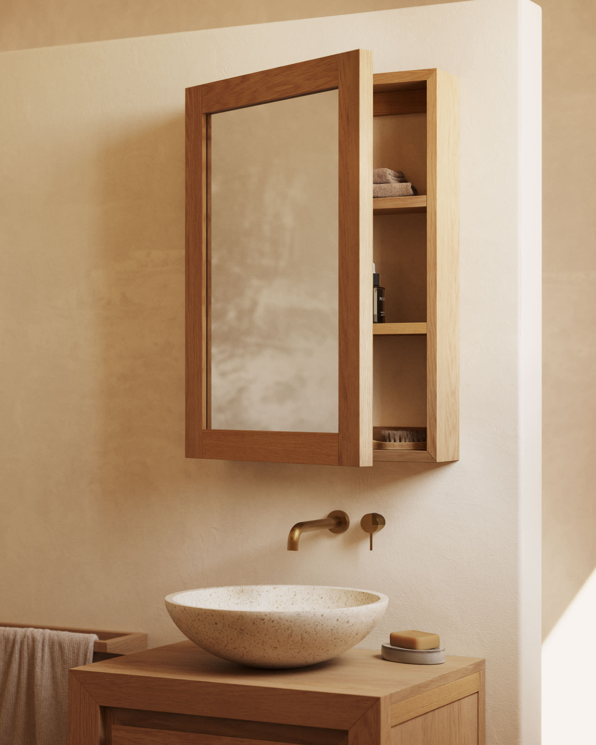 Eleganter Badezimmerschrank aus massivem Teakholz mit Spiegel, 50x70 cm, von Kave Home – stilvoll und funktional.