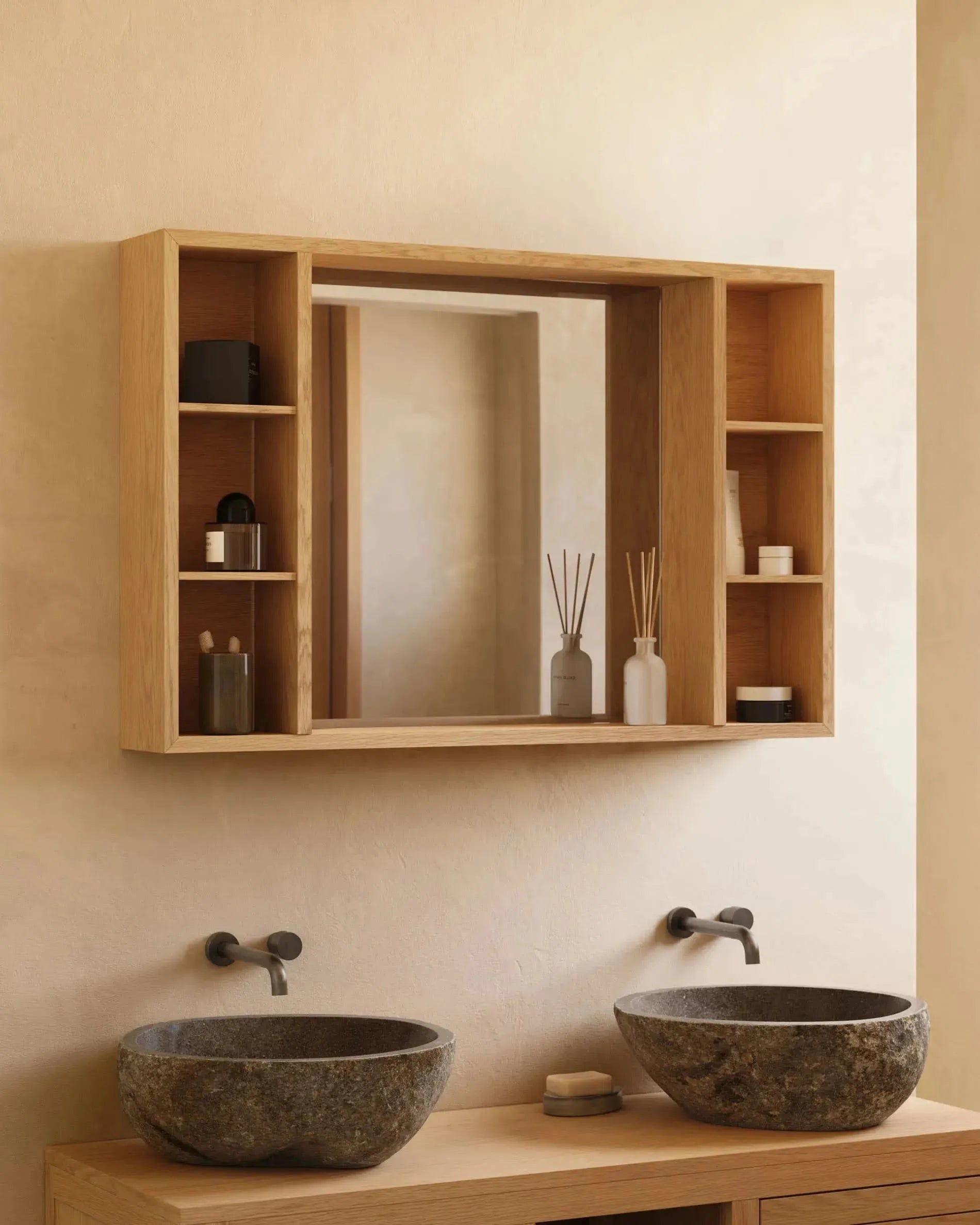 Massiver Teakholz-Spiegelschrank Parana 100x65 cm von Kave Home, ideal für ein modernes und elegantes Badezimmer.